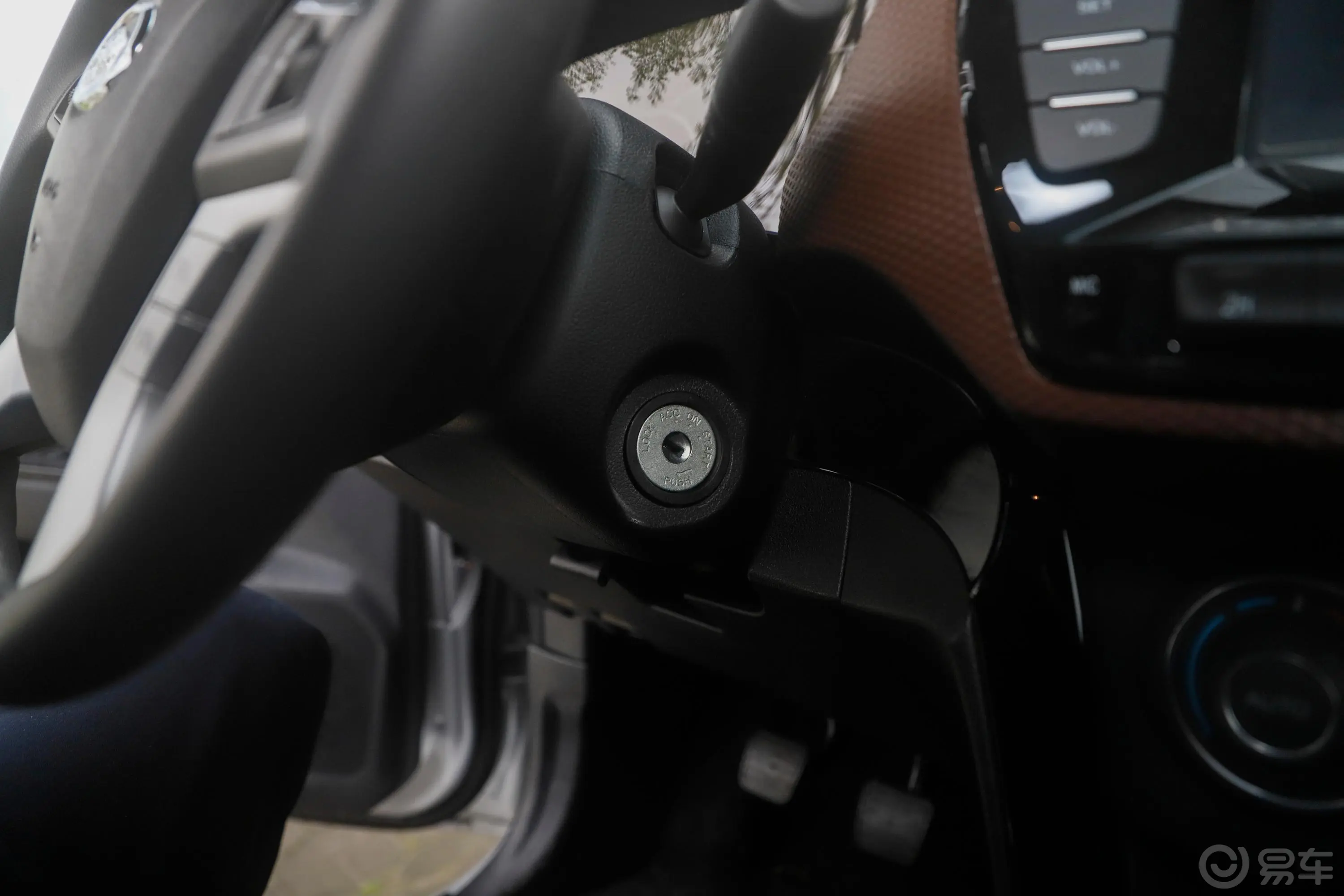 风骏64D20 2.0T 手动 四驱 精英型 柴油 国V钥匙孔或一键启动按键