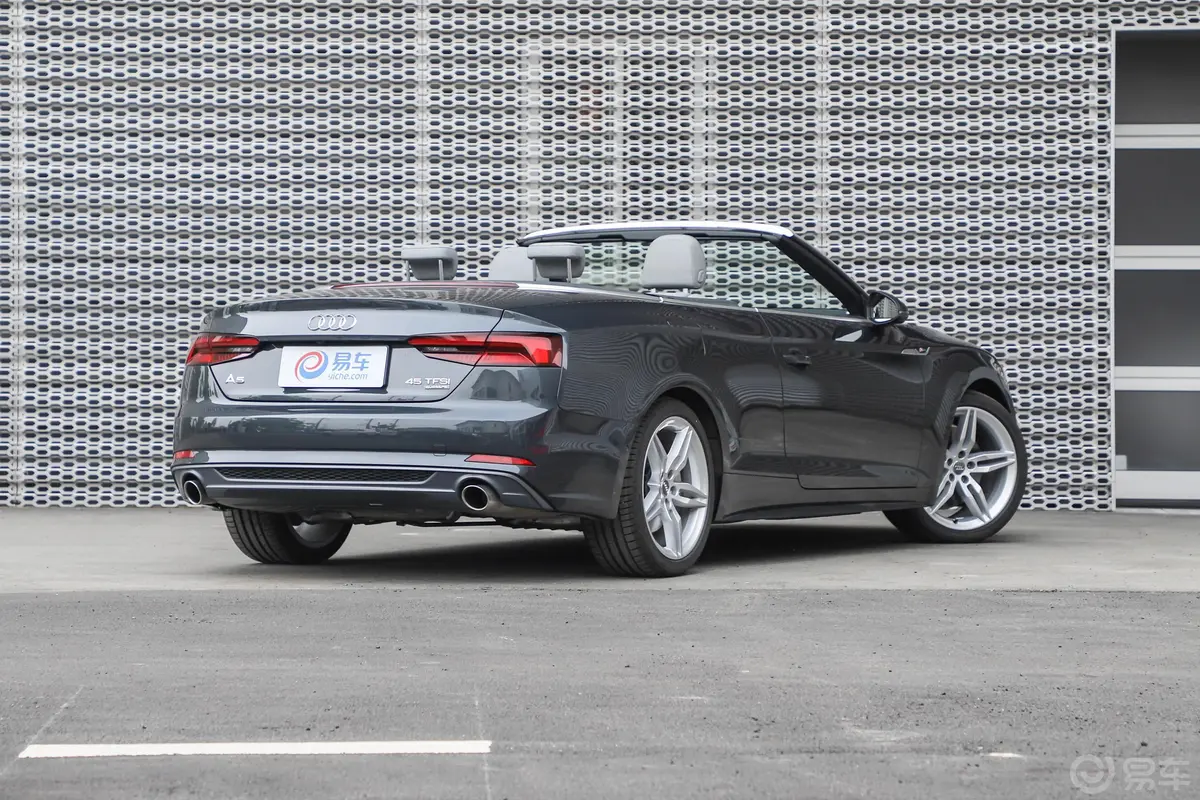 奥迪A5Cabriolet 45 TFSI quattro 运动版侧后45度车头向右水平