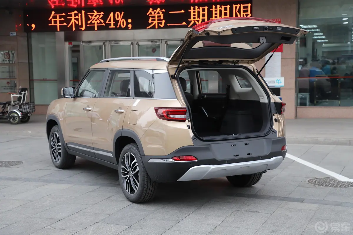 北汽昌河Q71.5T CVT 豪华版 5座后备厢开启45度侧拍