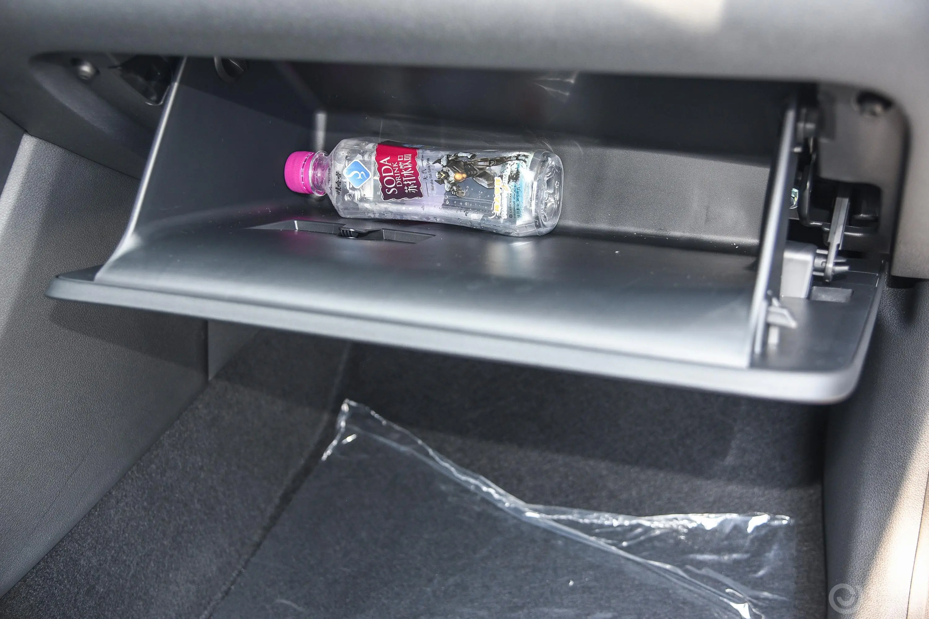ENCINO 昂希诺1.6T 双离合 致跑版手套箱空间水瓶横置