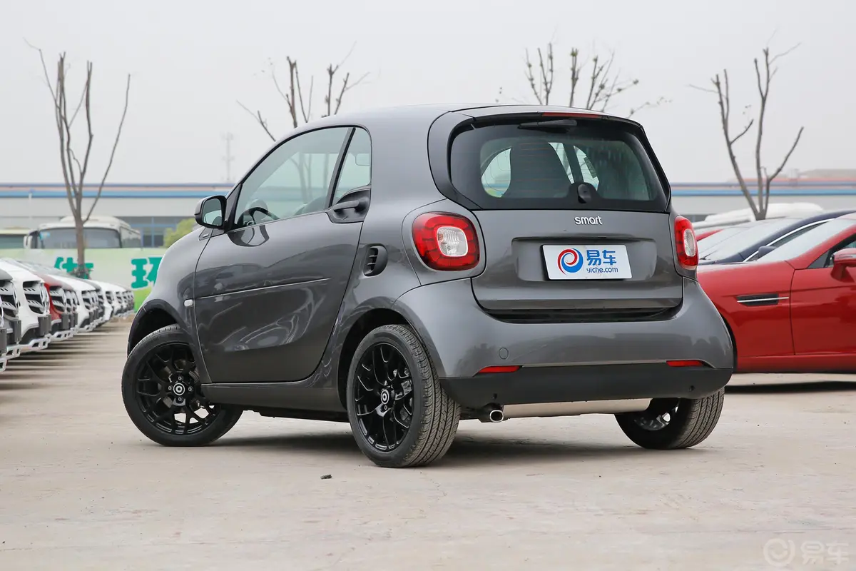 smart fortwo0.9T 66千瓦硬顶耀钛度特别版侧后45度车头向左水平