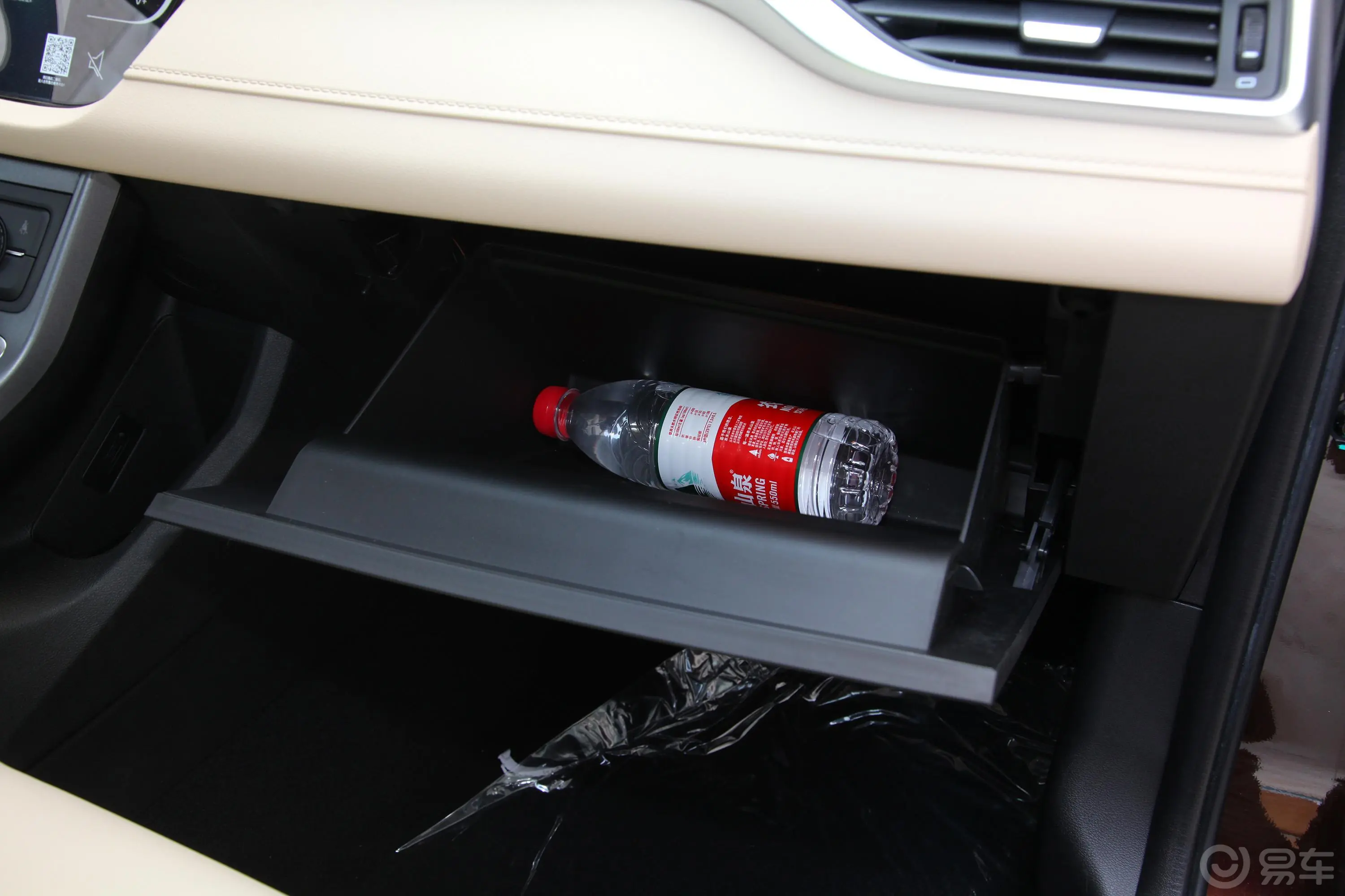帝豪1.5L CVT 豪华版手套箱空间水瓶横置