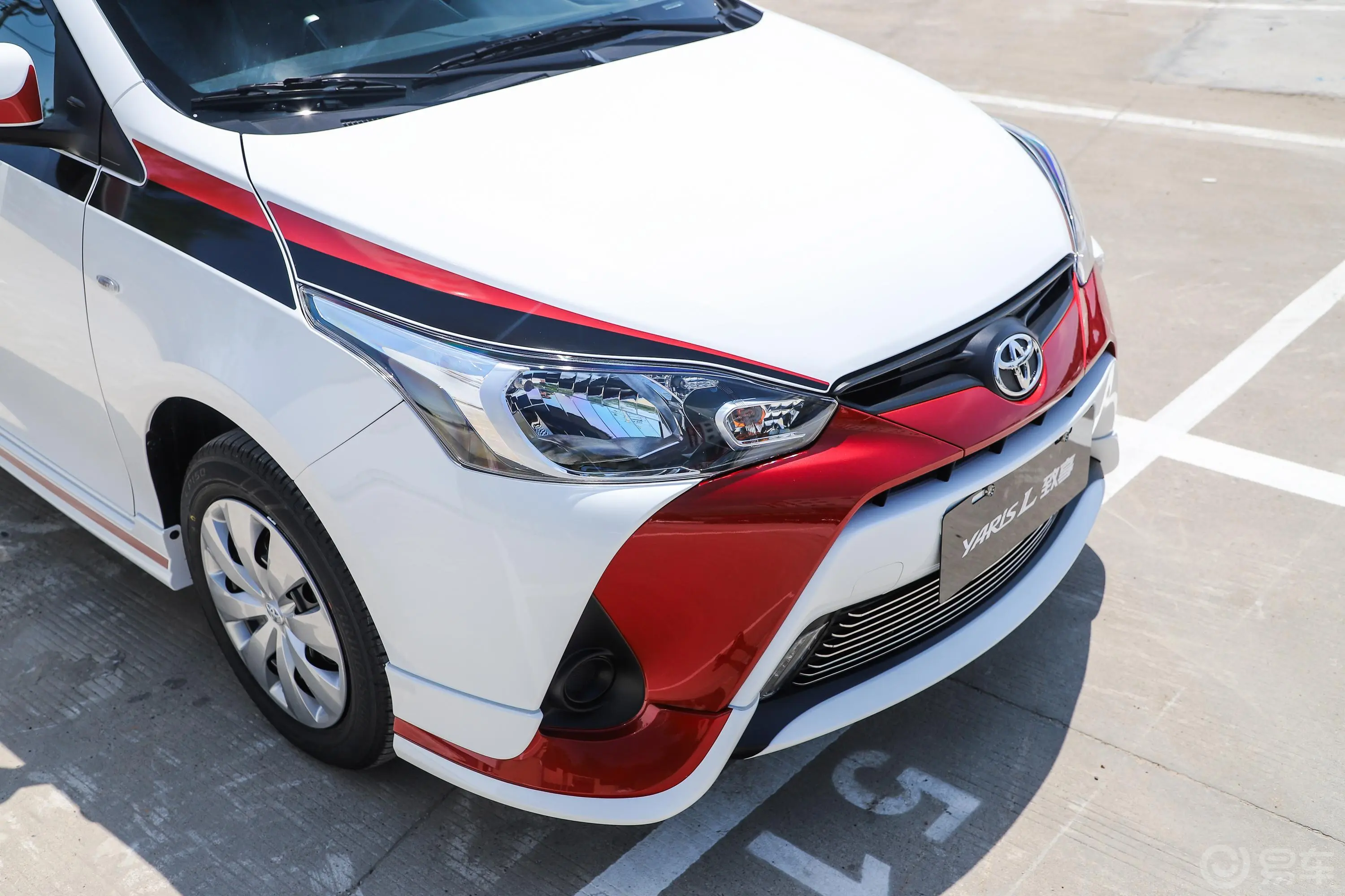 YARiS L 致享1.5E CVT 冠军限量版 国Ⅴ前格栅侧俯拍