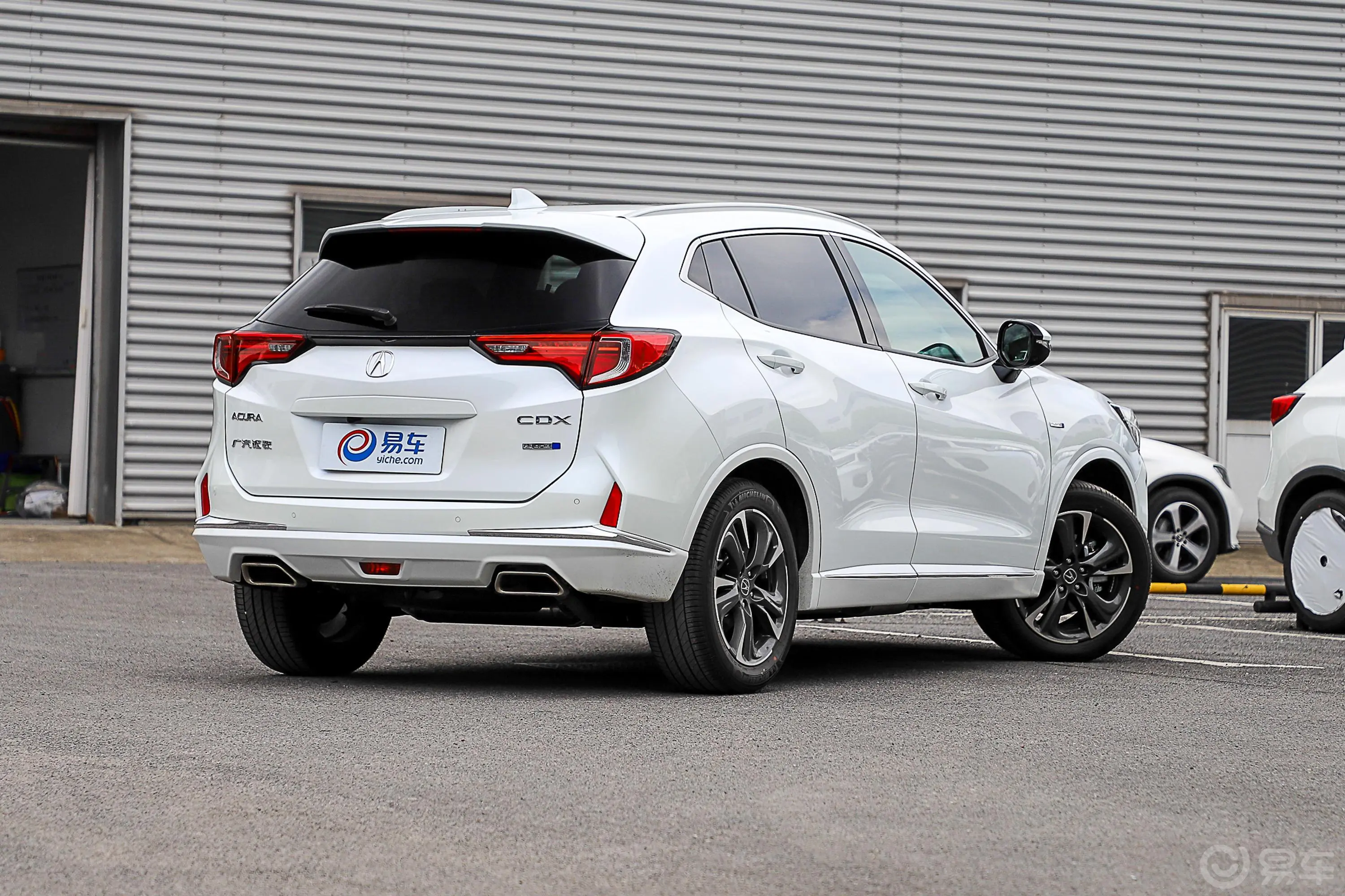 讴歌CDXSport Hybrid 2.0L 两驱 创享·魅版侧后45度车头向右水平