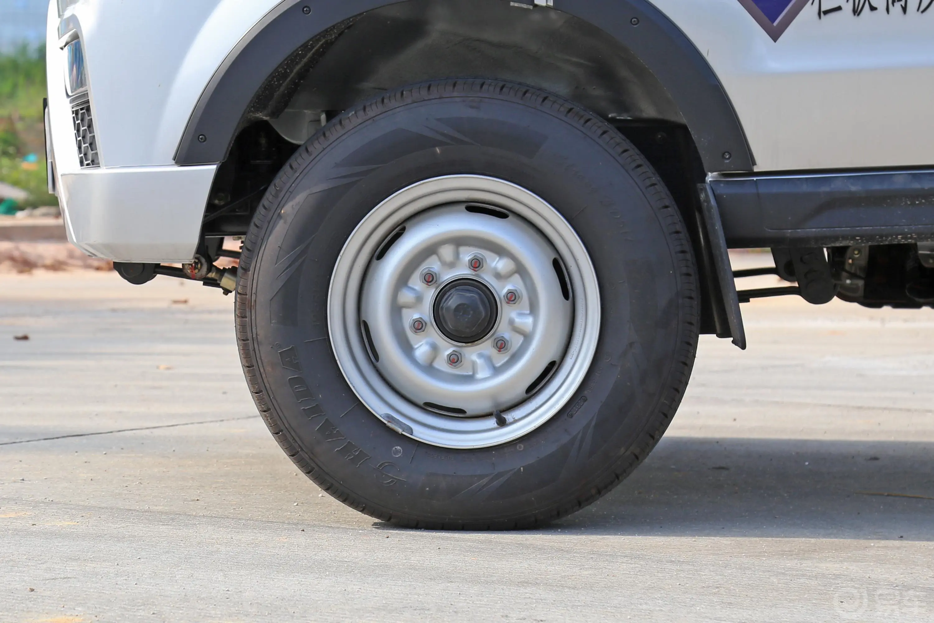 金杯T51.5L 手动单排后单胎创富版前轮毂造型