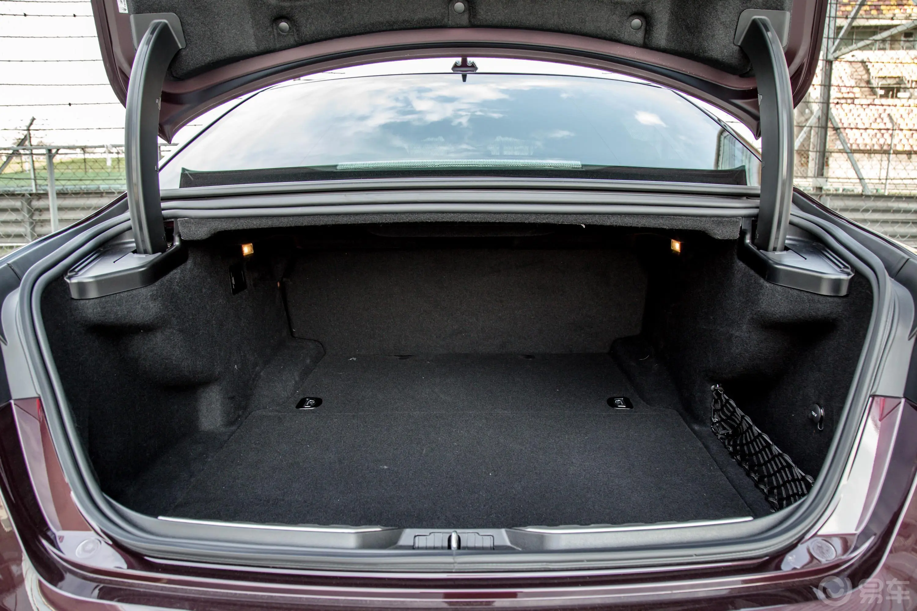 Quattroporte430Hp 豪华版后备厢空间特写