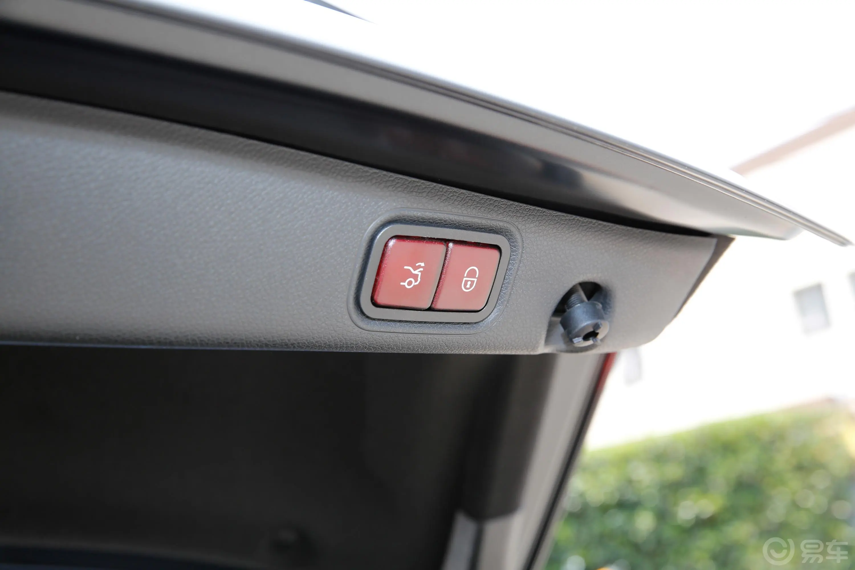 奔驰E级 AMGE 63 S 4MATIC+ 特别版电动尾门按键（手动扶手）