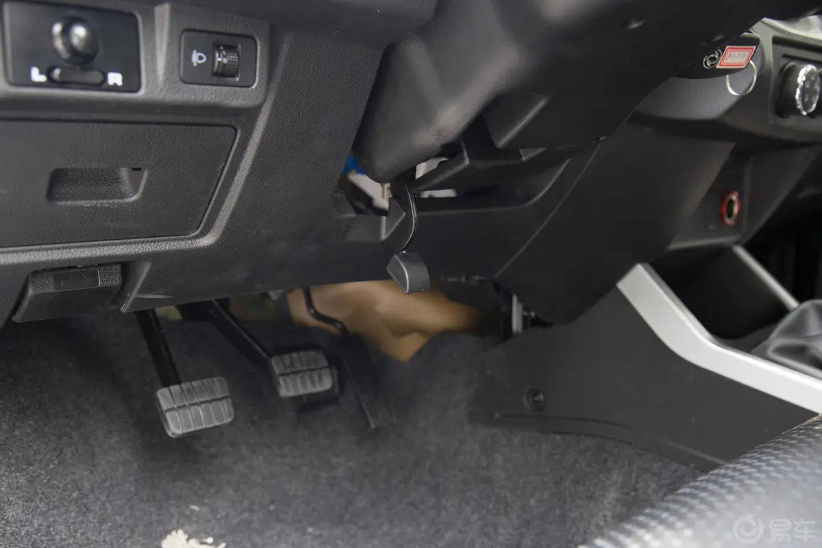锐骐标箱 2.4L 手动 两驱 标准版 汽油 国V方向盘调节