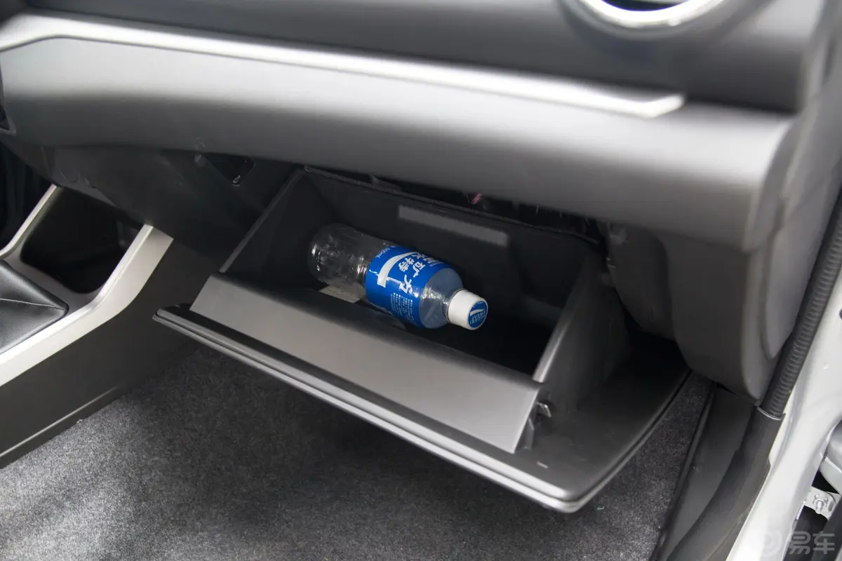锐骐标箱 2.4L 手动 两驱 标准版 汽油 国V手套箱空间水瓶横置