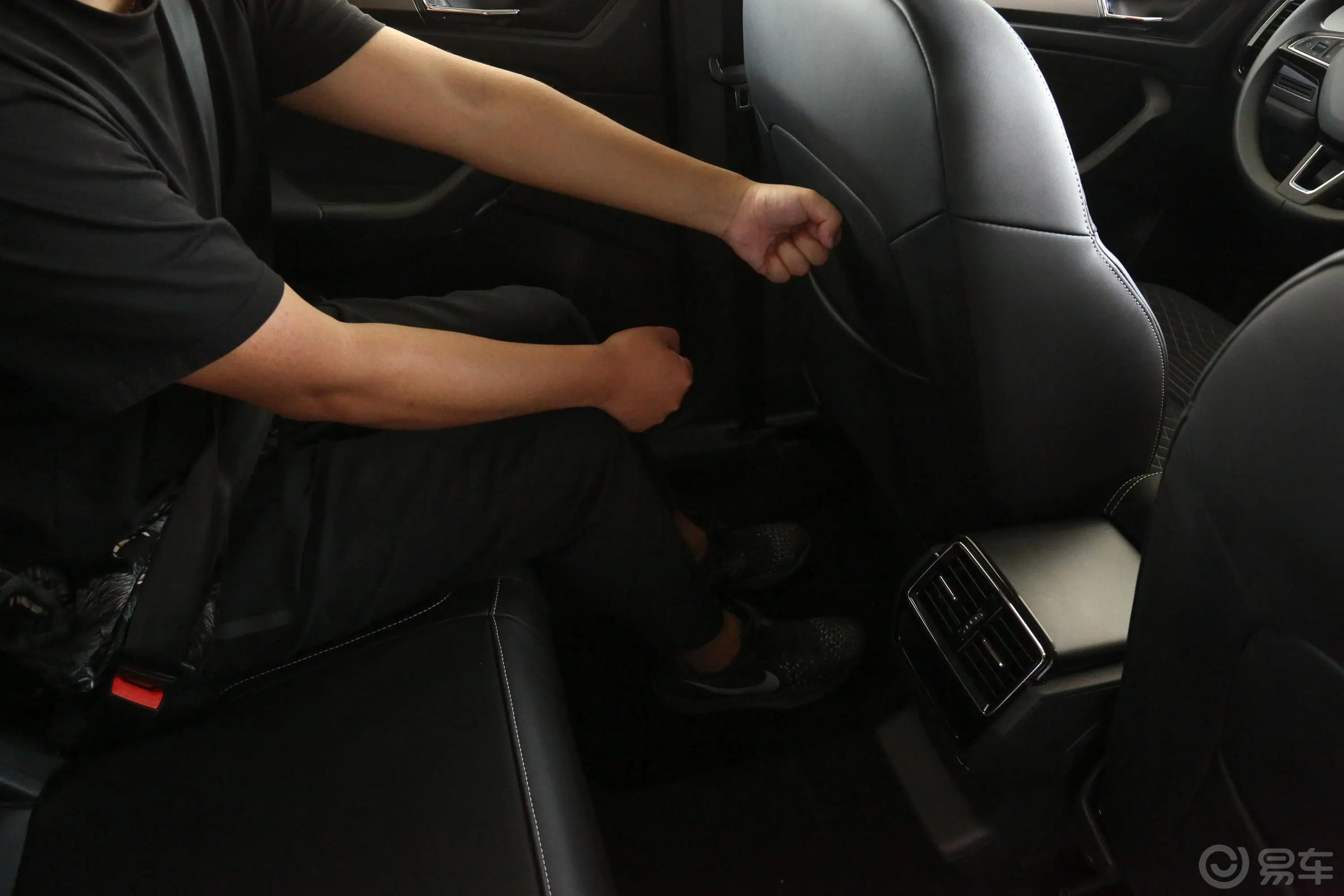柯迪亚克改款 TSI330 两驱 舒适版 5座后排腿部空间