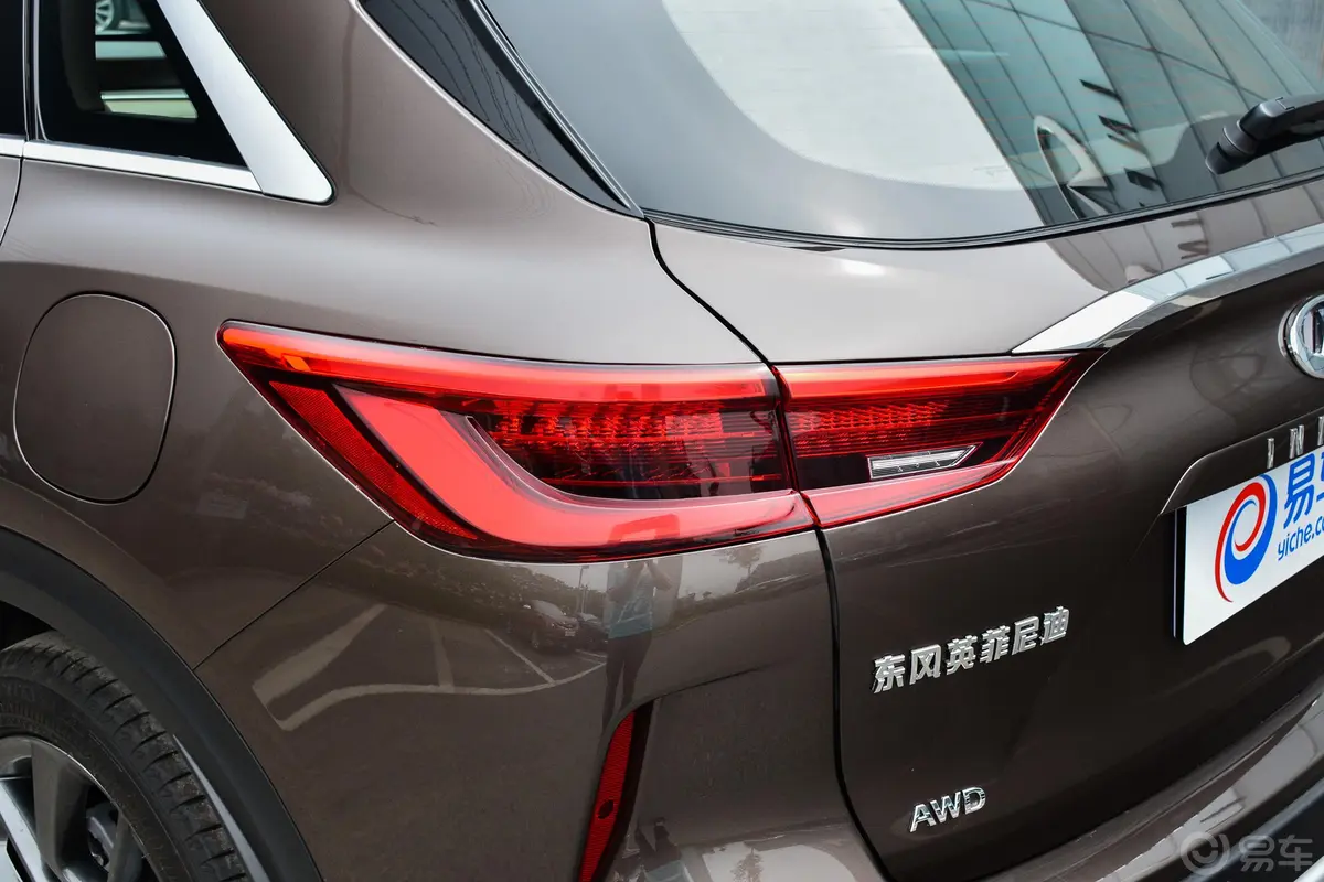 英菲尼迪QX502.0T 四驱 旗舰版尾灯侧45度俯拍