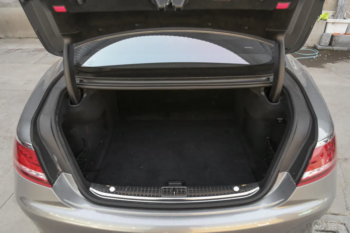 奔驰S级S 500 4MATIC 轿跑车后备厢空间特写