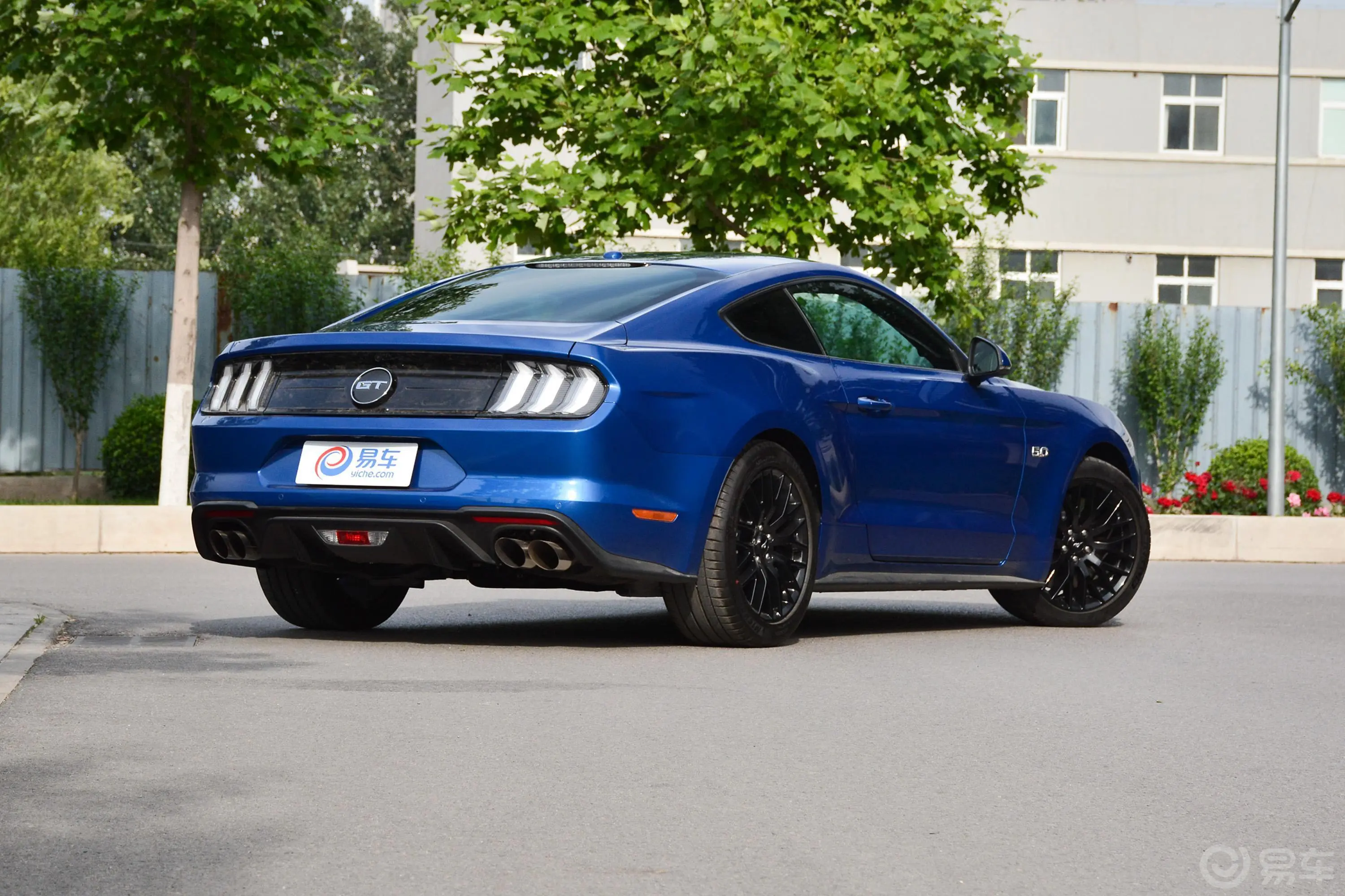 Mustang5.0L V8 GT侧后45度车头向右水平