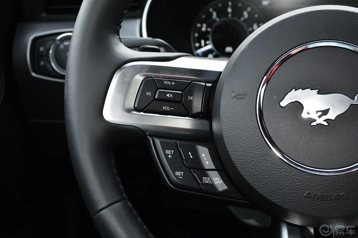 Mustang5.0L V8 GT左侧方向盘功能按键