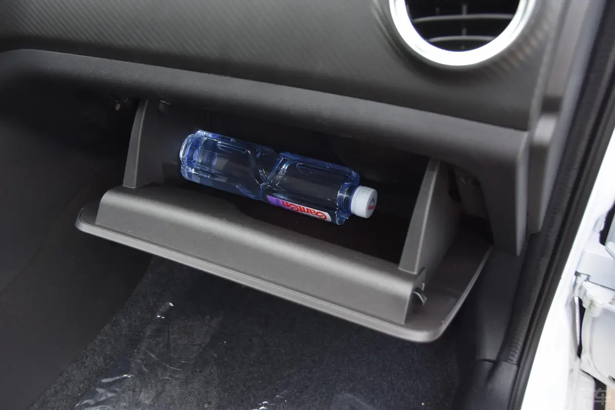 瑞虎3x1.5L 自动 舒适版手套箱空间水瓶横置