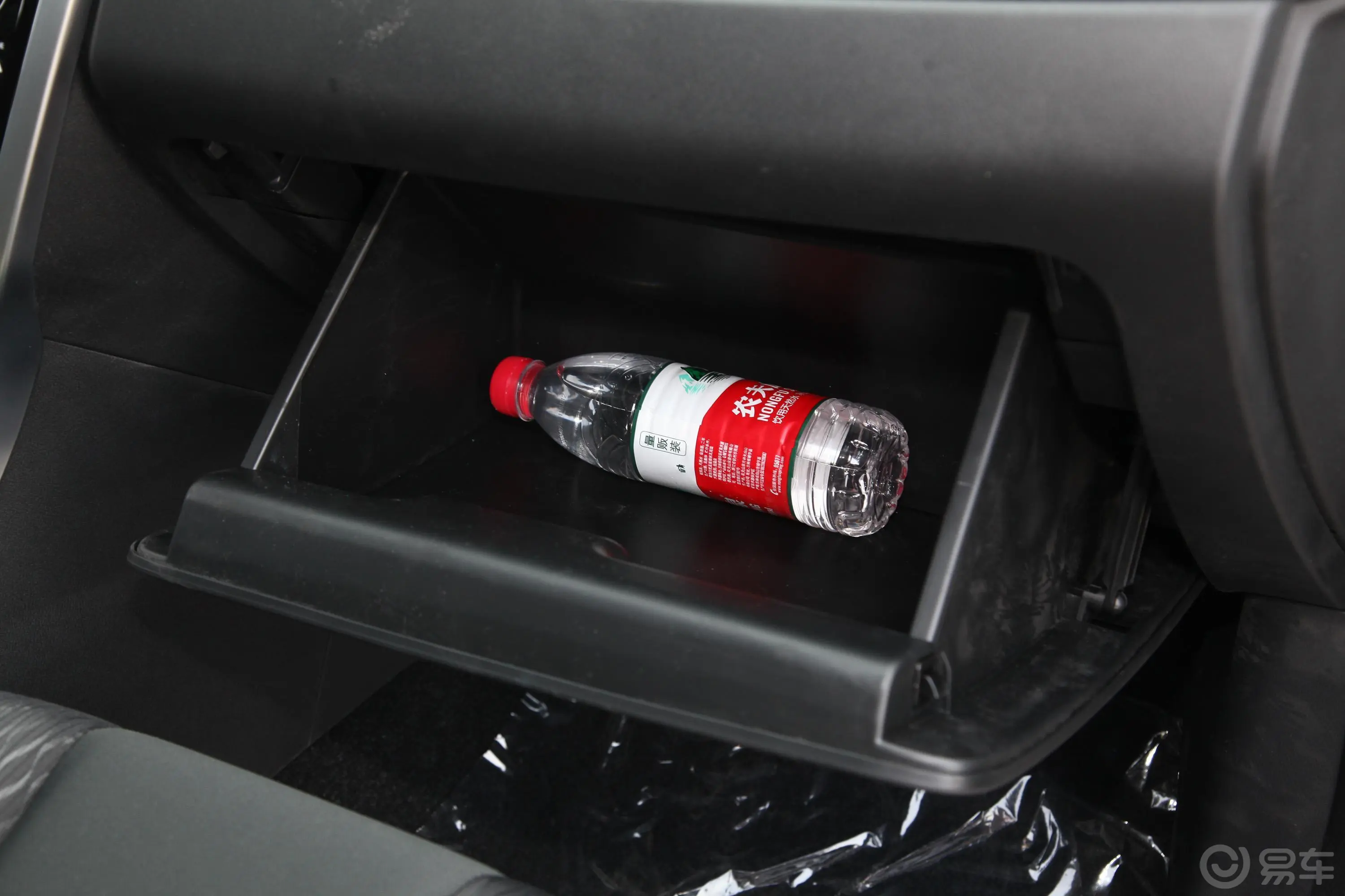 海马S5青春版1.6L 手动 精英版手套箱空间水瓶横置