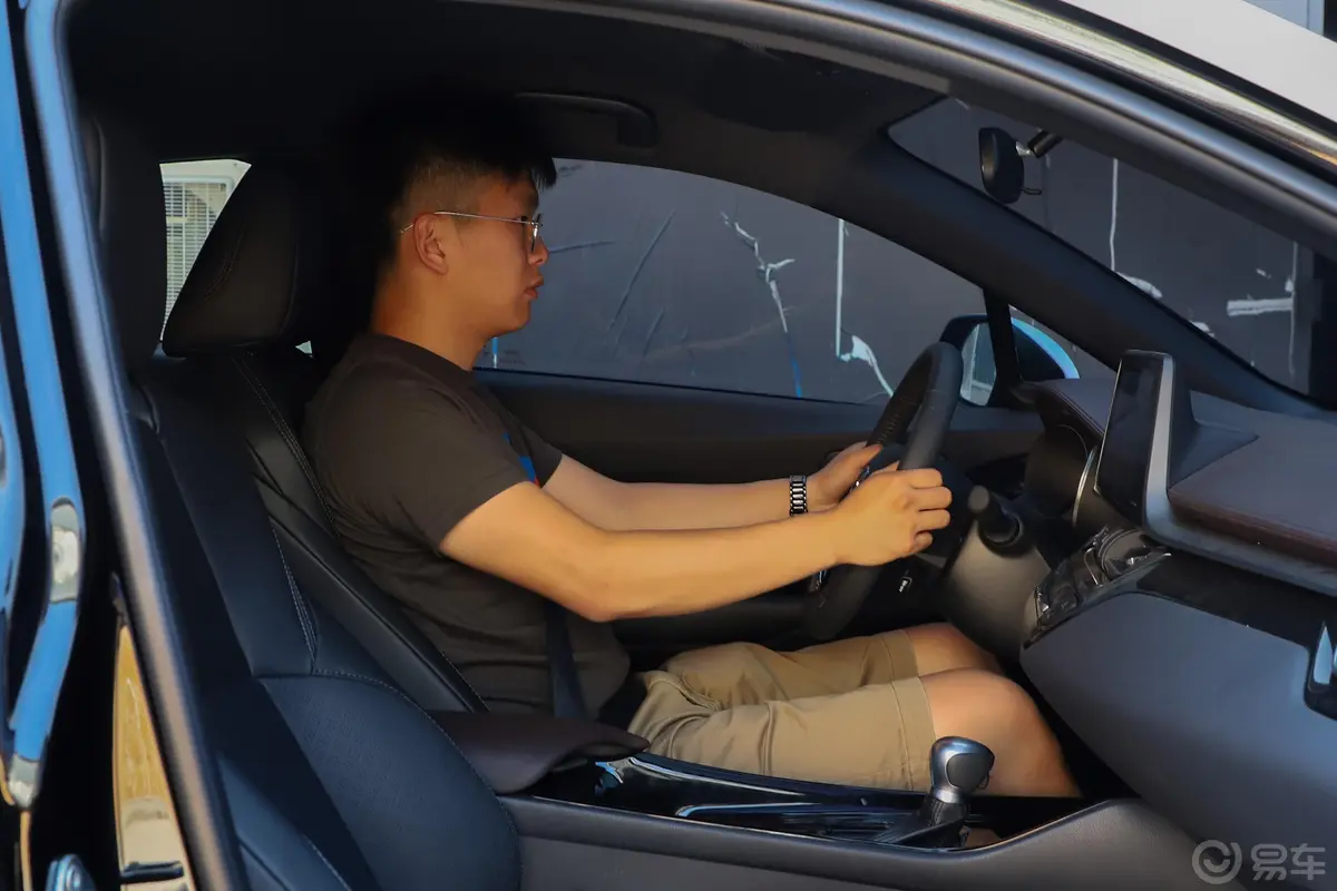 丰田C-HR2.0L CVT 旗舰版 国V内饰