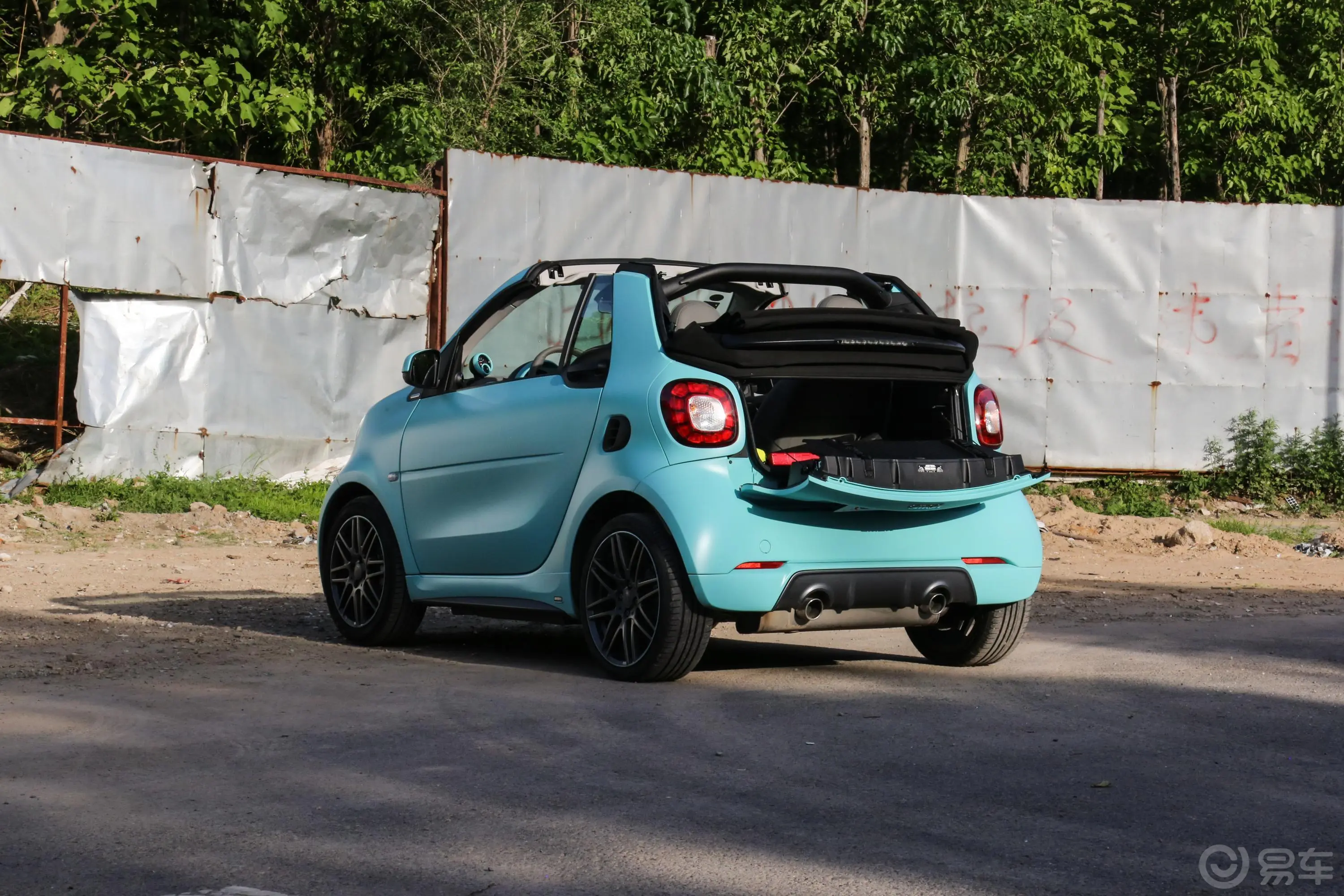 smart fortwo0.9T BRABUS敞篷专属定制版后备厢开启45度侧拍