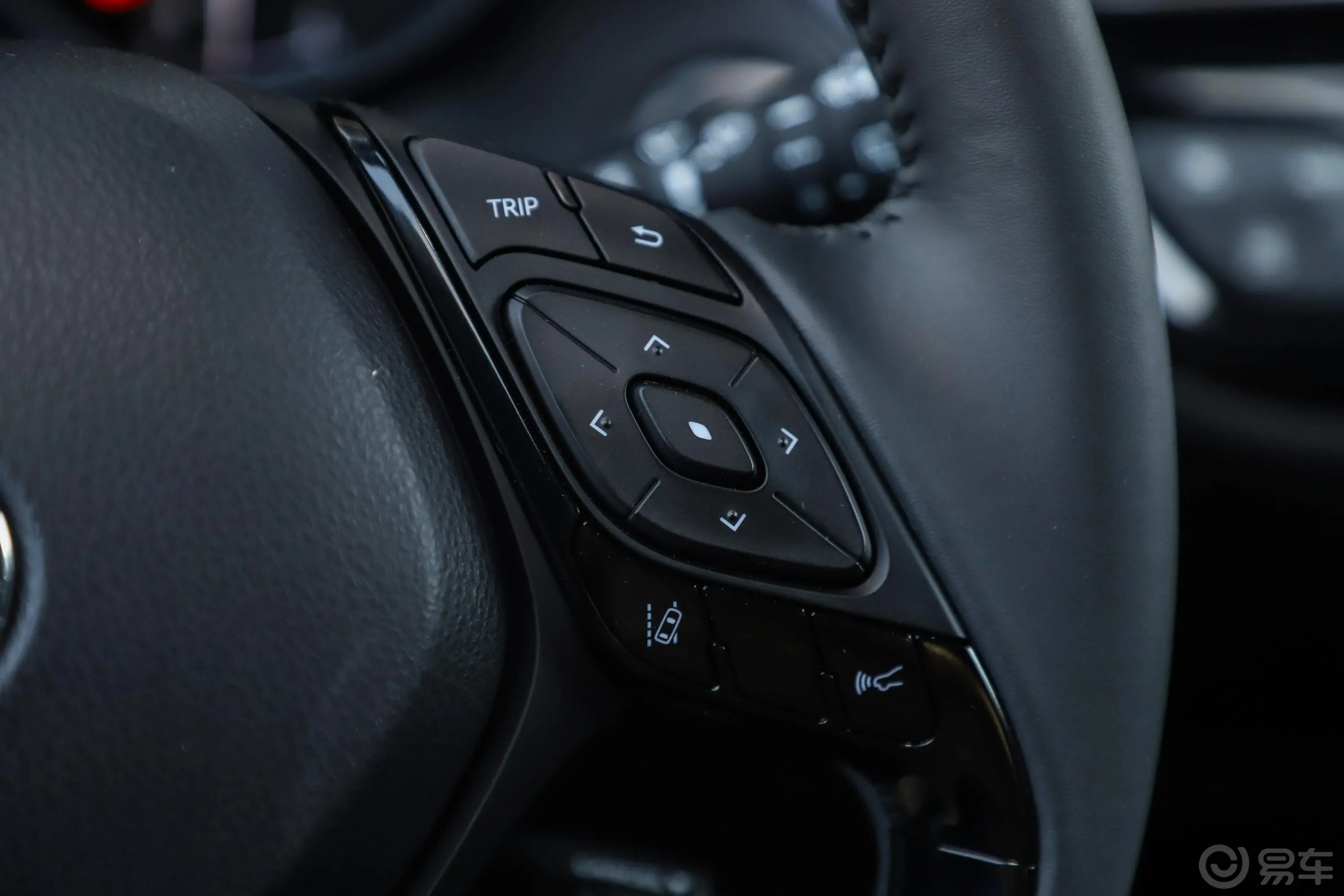 丰田C-HR2.0L CVT 豪华版 国V右侧方向盘功能按键