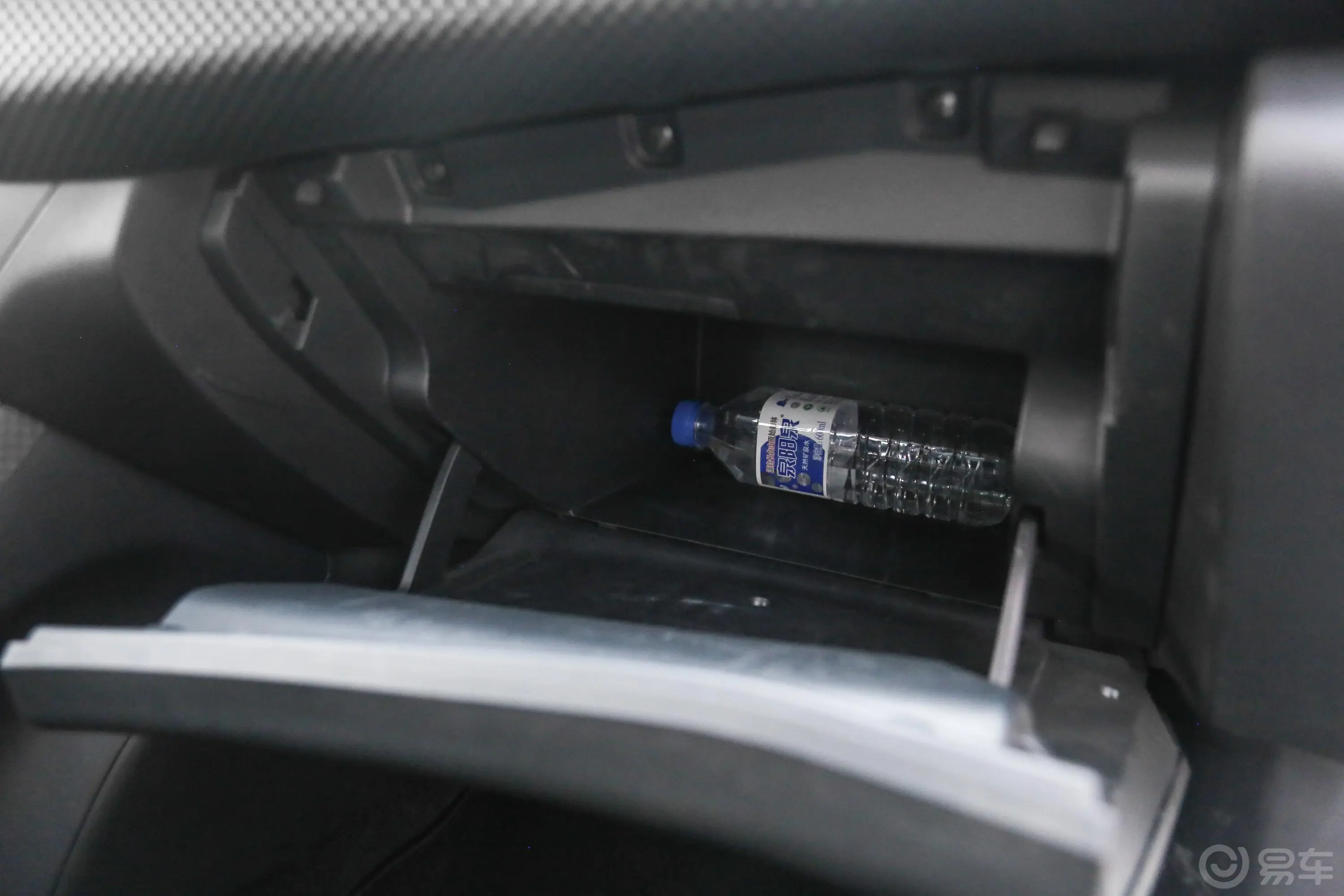 蓝鸟潮音版 1.6L CVT 高能版手套箱空间水瓶横置