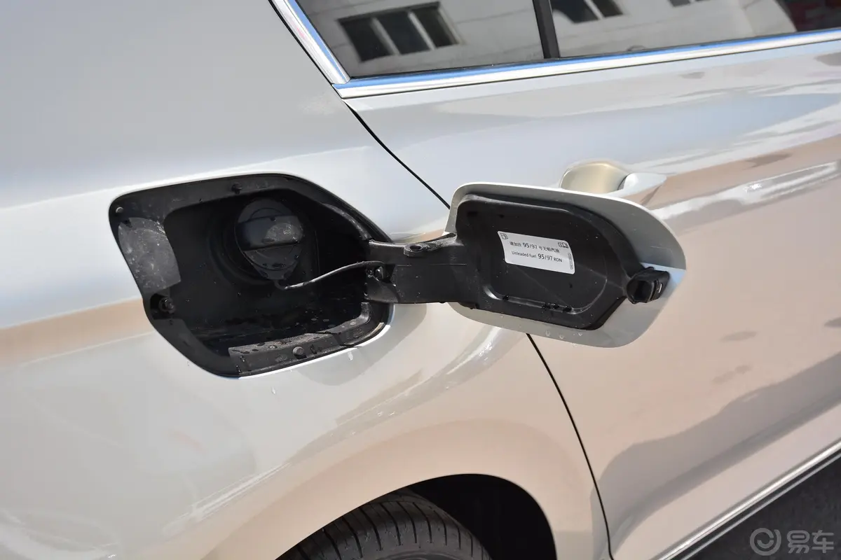 迈腾380TSI 双离合 尊贵版加油口