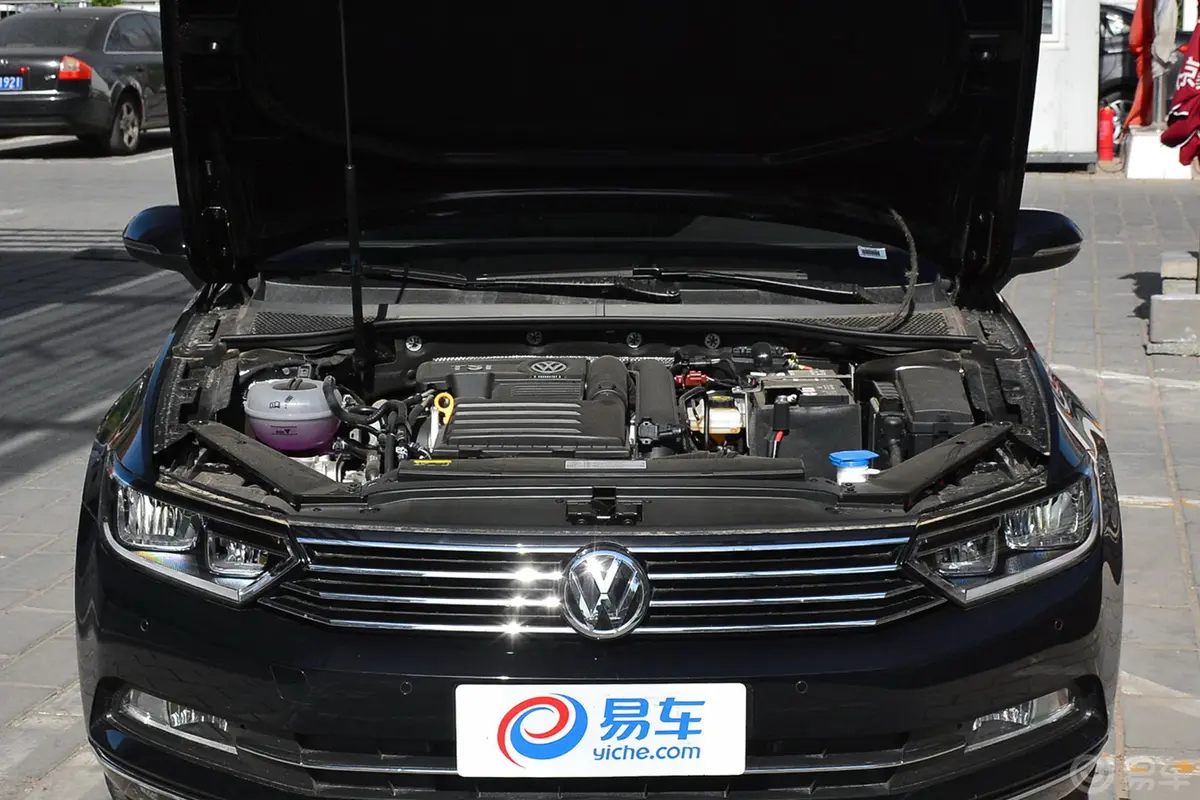 迈腾280TSI 双离合 领先版发动机舱整体