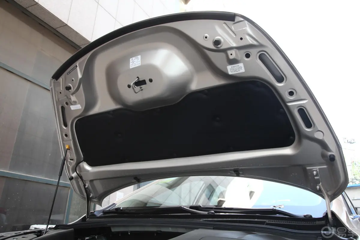 帝豪GS领潮版 1.4T 双离合 尊尚智联版发动机舱盖内侧