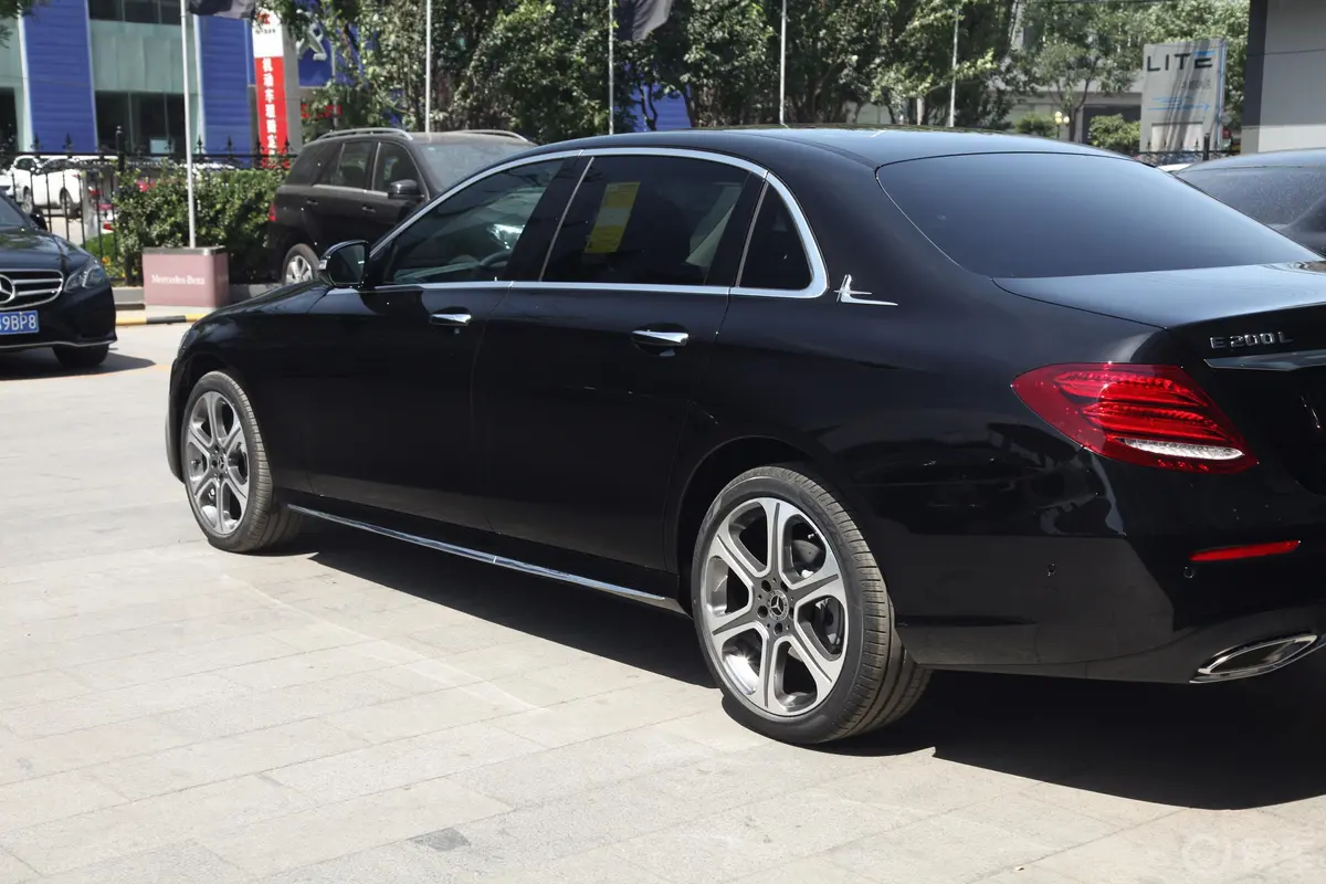 奔驰E级改款 E 200 L 4MATIC 运动轿车外观