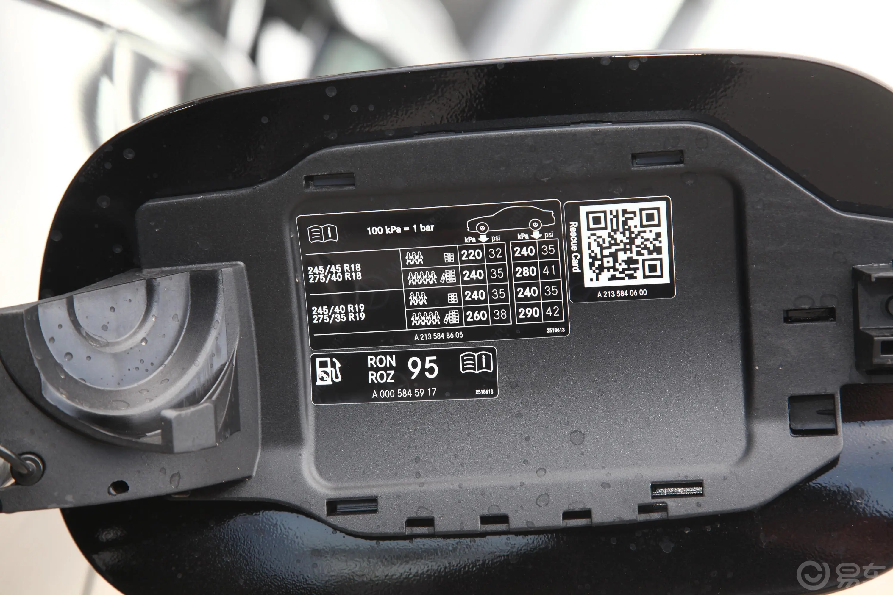 奔驰E级改款 E 200 L 4MATIC 运动轿车胎压信息铭牌