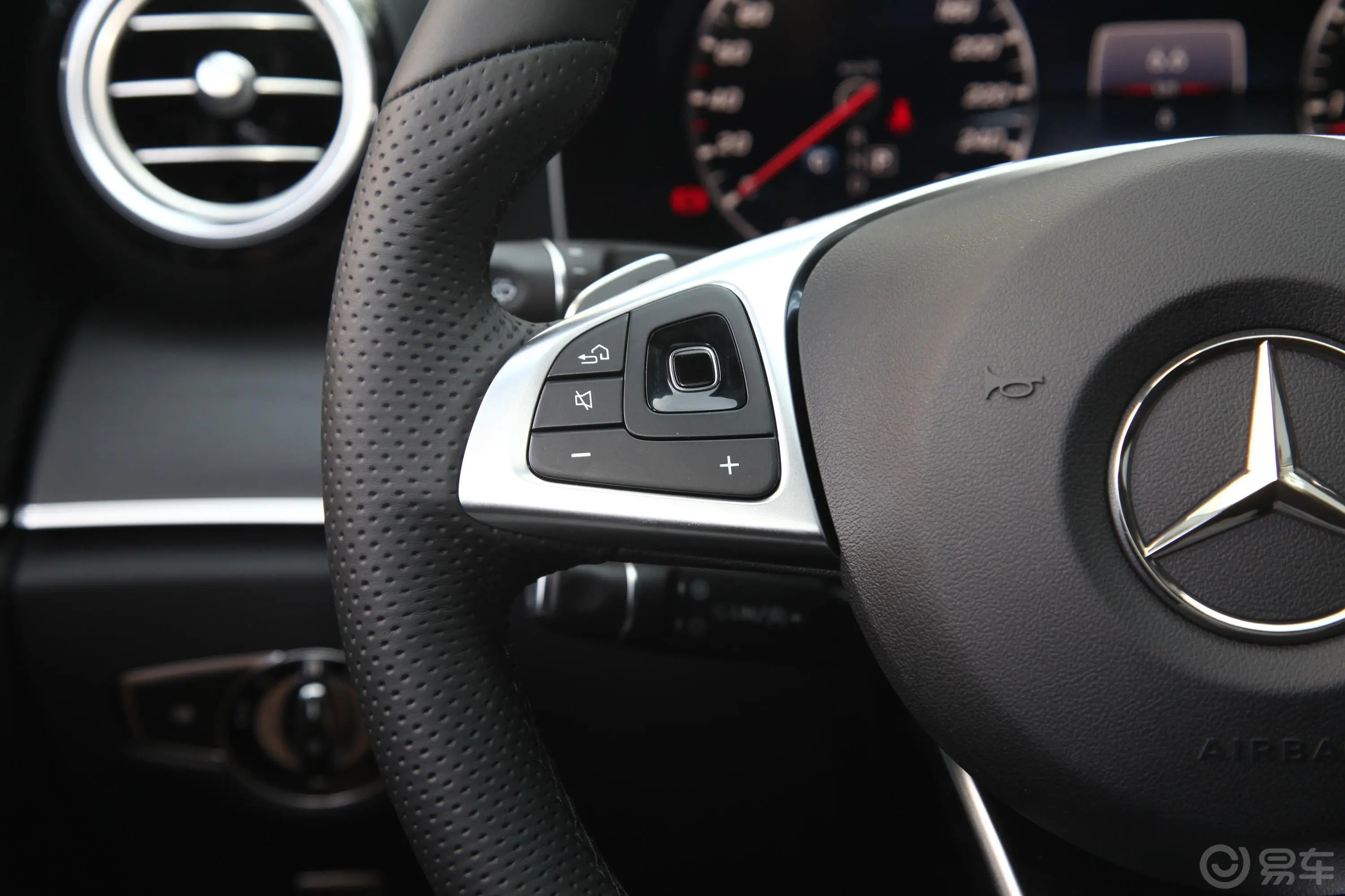 奔驰E级改款 E 200 L 4MATIC 运动轿车左侧方向盘功能按键