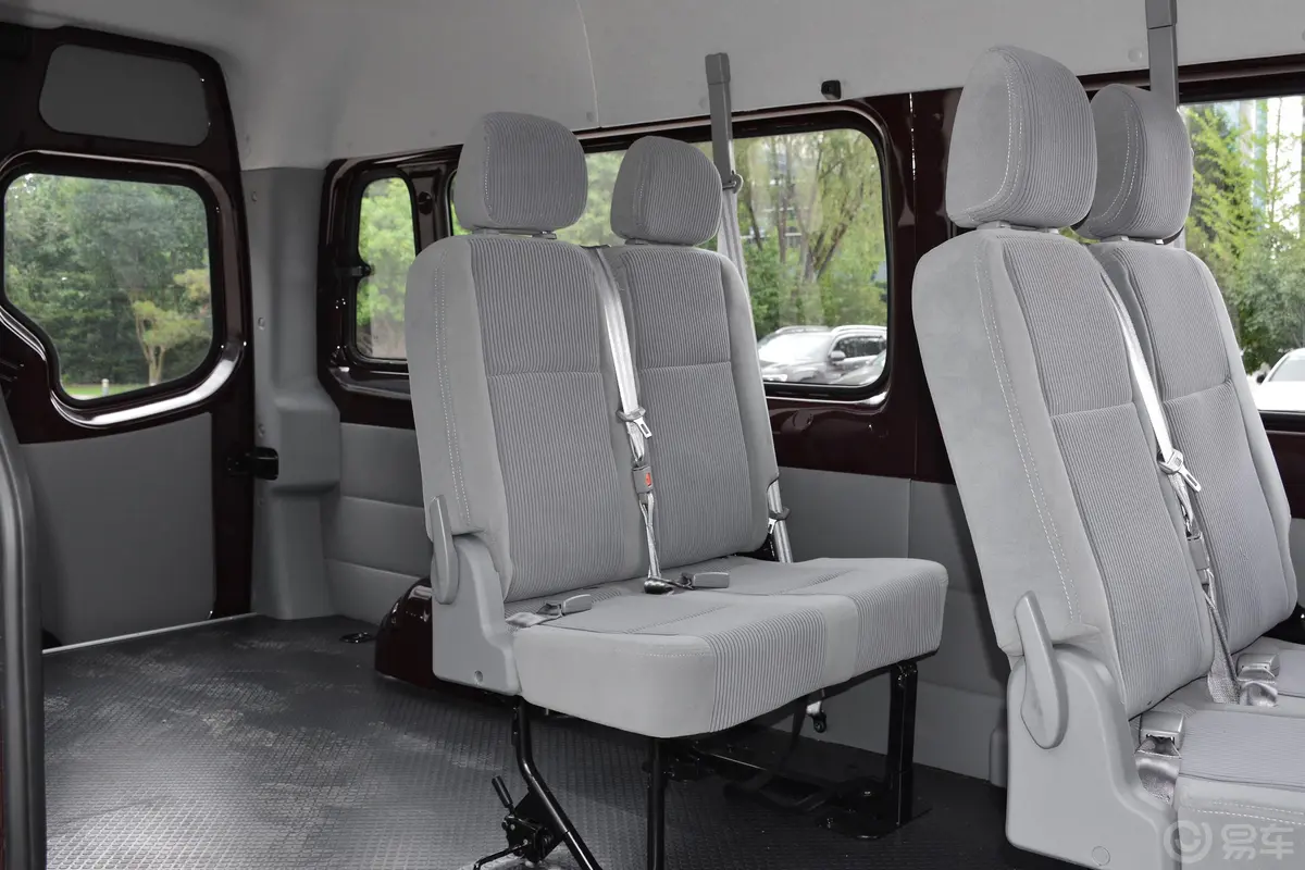 图雅诺E 2.5T 手动 两驱 商运版 长轴（后双胎）第三排座椅
