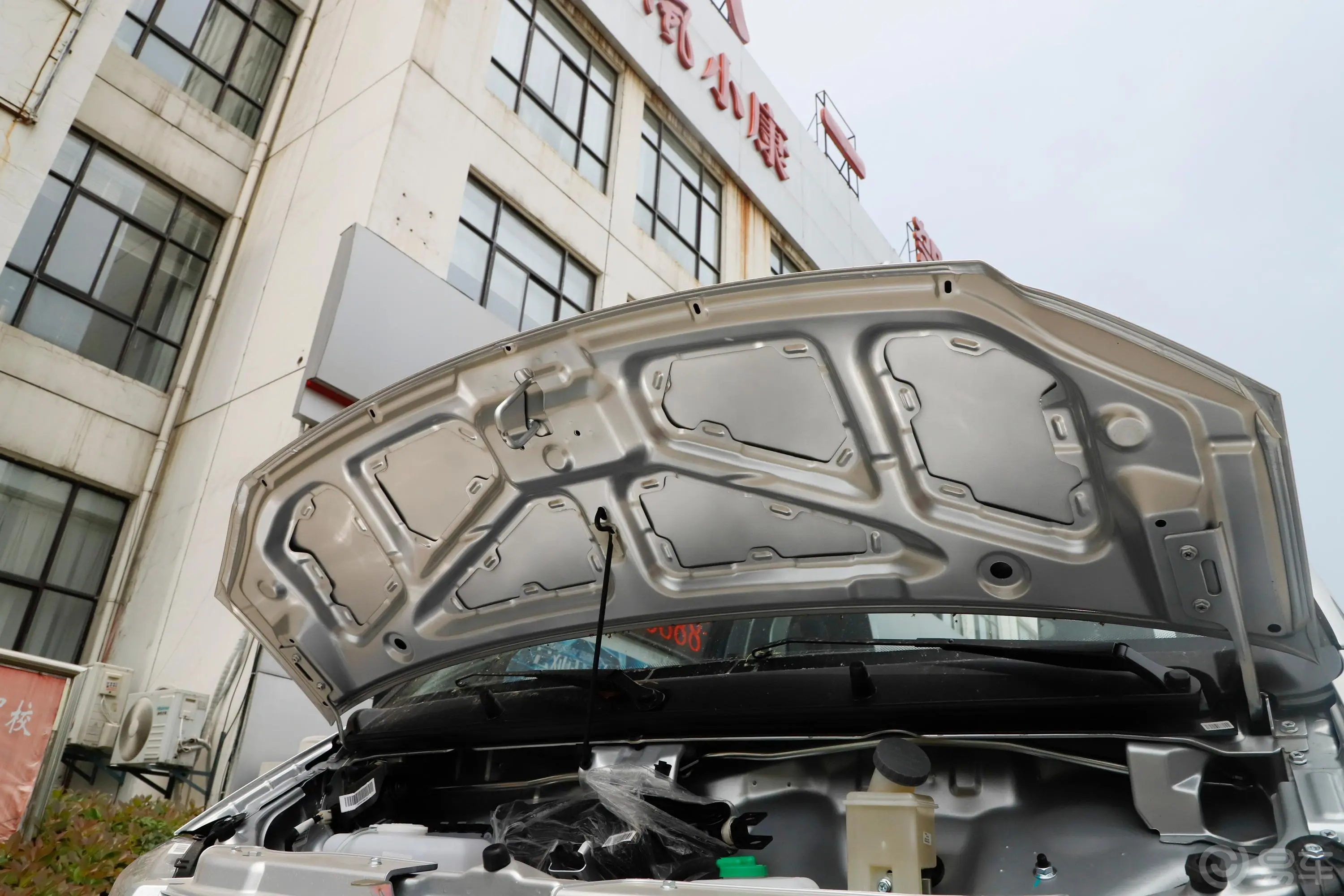 东风小康K011.0L新K01L 2.7m瓦楞货箱外观