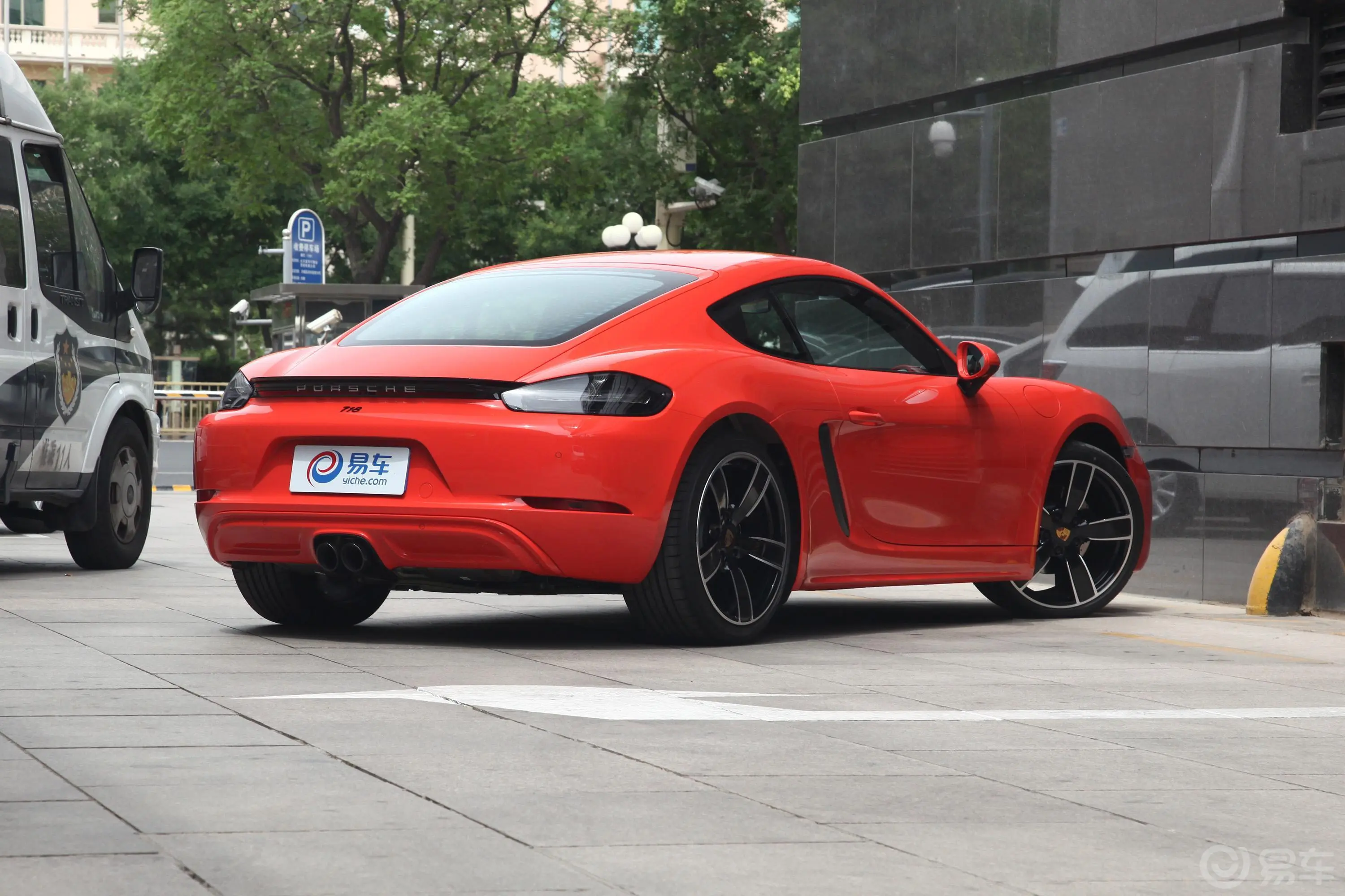 保时捷718Cayman 2.0T侧后45度车头向右水平