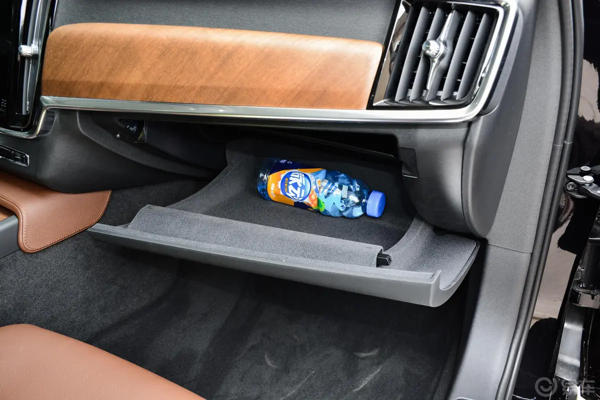 沃尔沃S90T5 智逸版手套箱空间水瓶横置