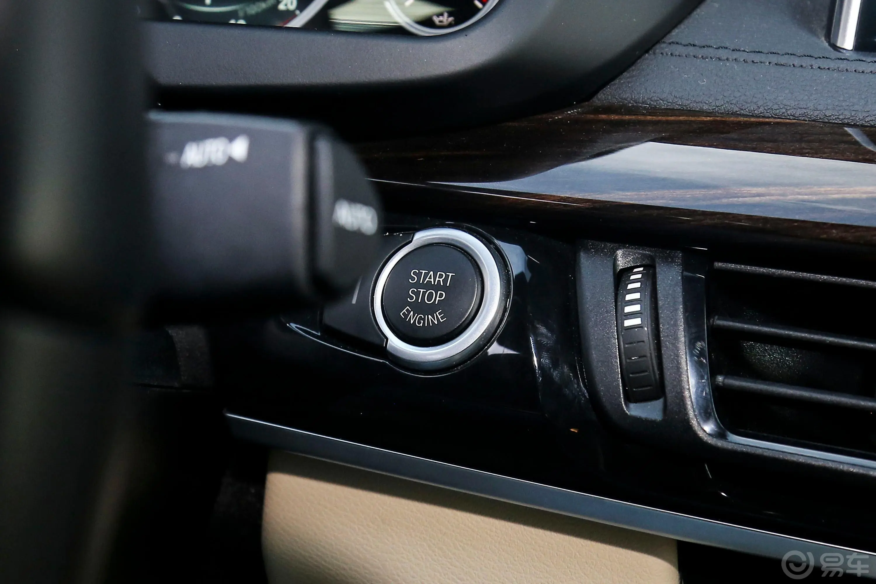 宝马X6xDrive35i M运动豪华版钥匙孔或一键启动按键