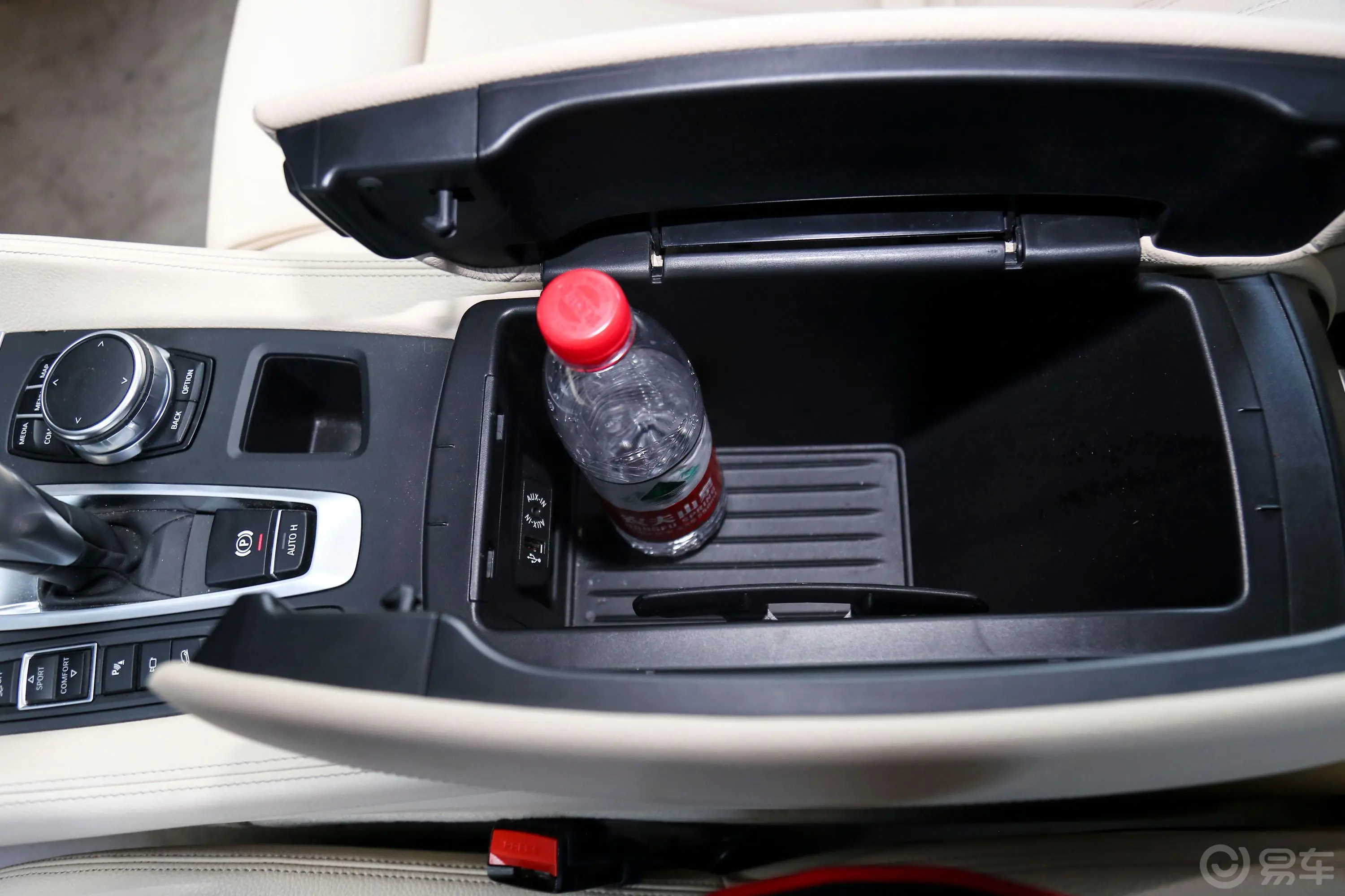 宝马X6xDrive35i M运动豪华版前排扶手箱储物格