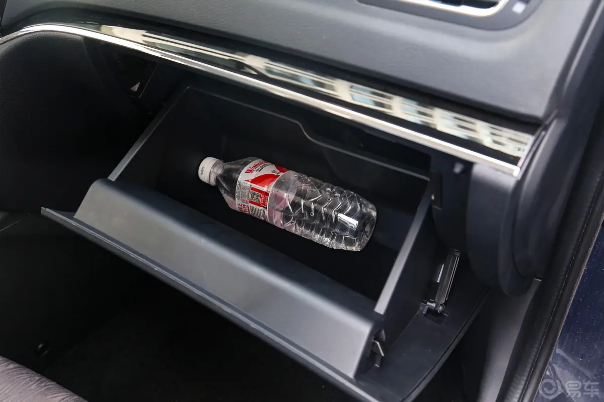 海马S71.8T 手动 领先版手套箱空间水瓶横置