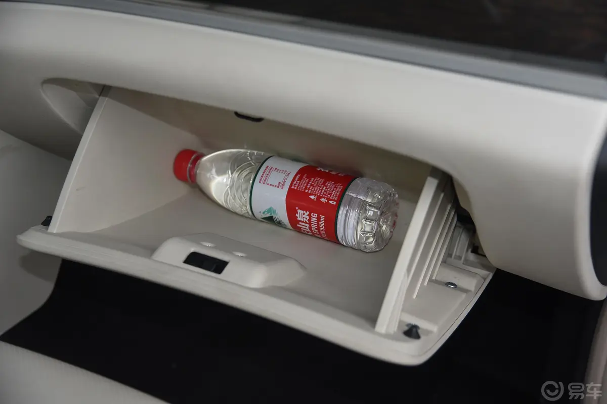 斯派卡1.5L 手动 精英版手套箱空间水瓶横置