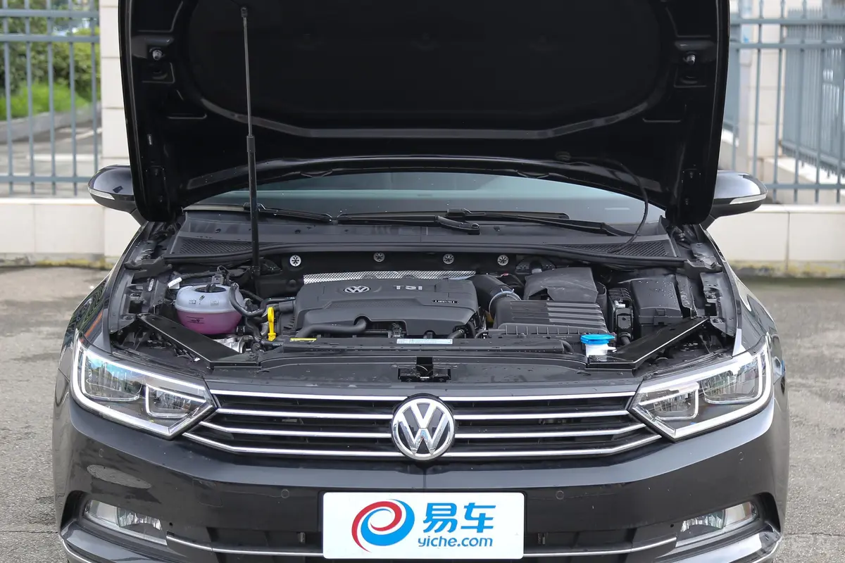 迈腾330TSI 双离合 舒适版发动机舱整体