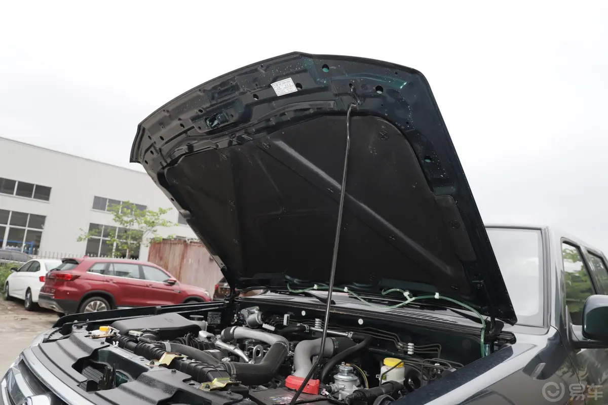 锐骐标箱 2.5T 手动 两驱 标准版 柴油 国V发动机舱盖内侧