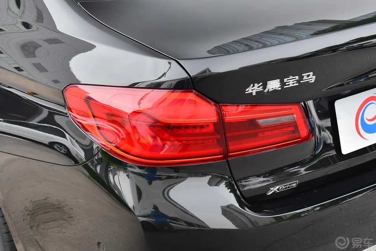 宝马5系改款 530Li xDrive 豪华套装尾灯侧45度俯拍