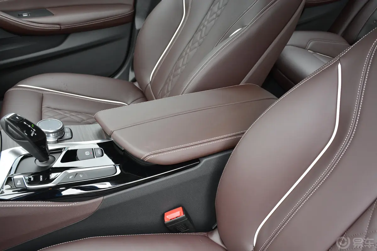 宝马5系改款 530Li xDrive 豪华套装前排中央扶手