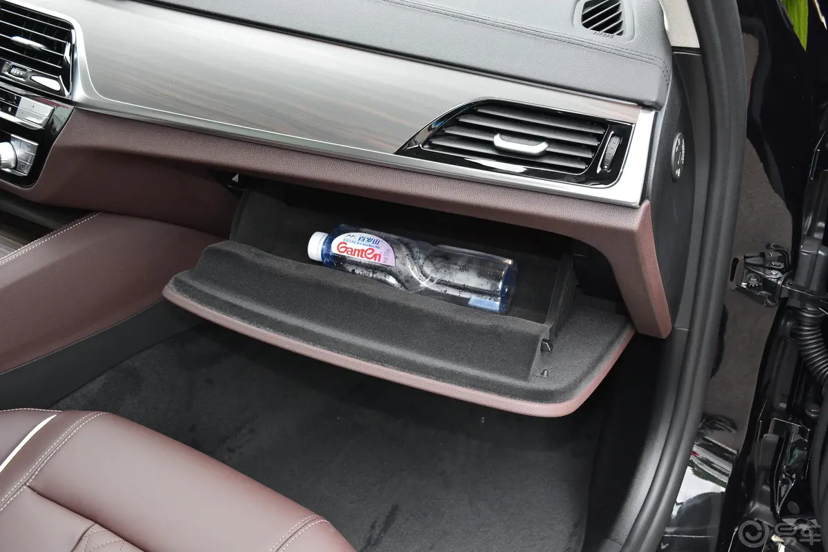 宝马5系改款 530Li xDrive 豪华套装手套箱空间水瓶横置