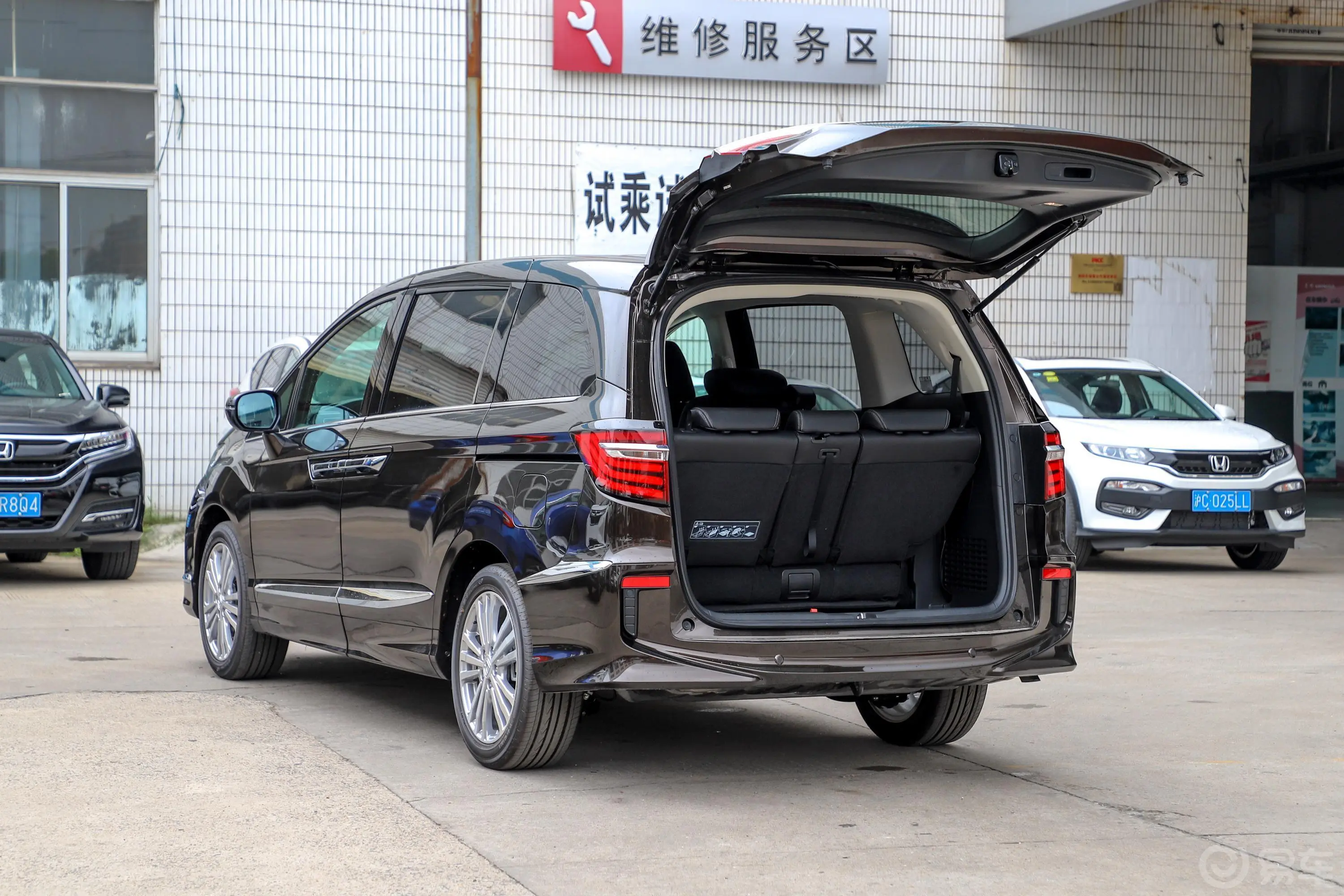 艾力绅2.4L CVT 豪华版空间