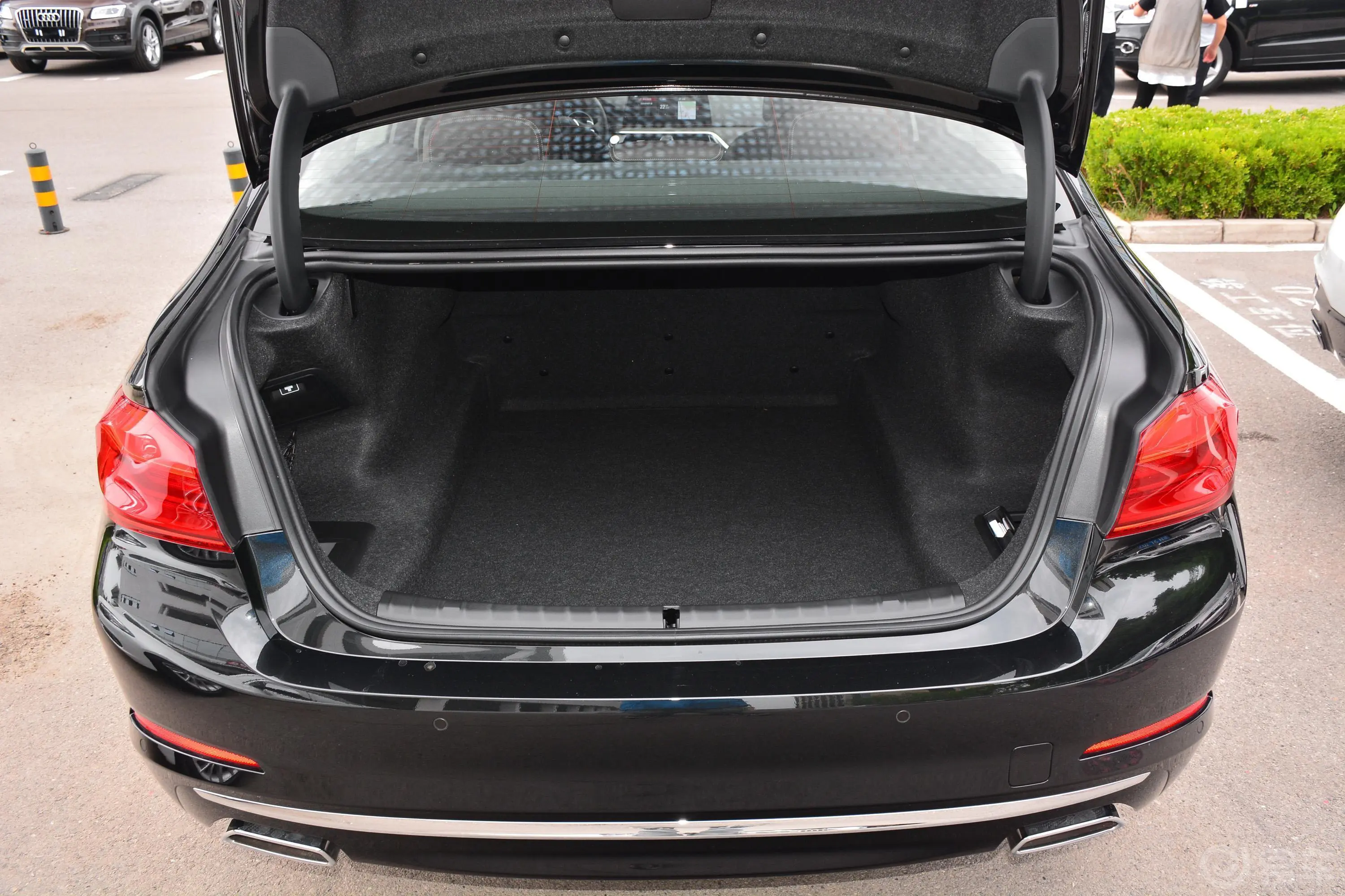 宝马5系改款 530Li xDrive 豪华套装后备厢空间特写