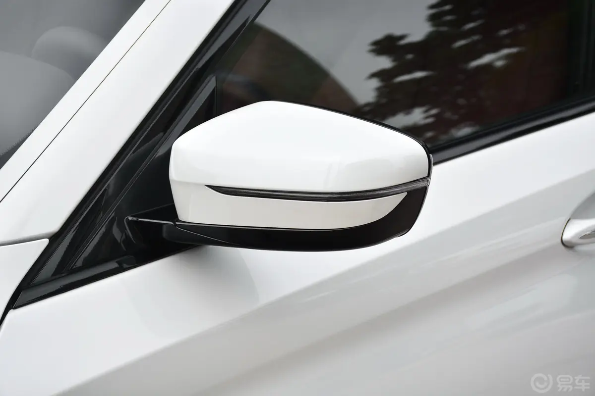 宝马5系改款 530Li xDrive M运动套装主驾驶后视镜背面