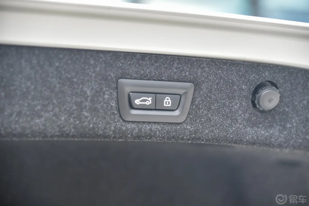 宝马5系改款 530Li 尊享版 豪华套装电动尾门按键（手动扶手）