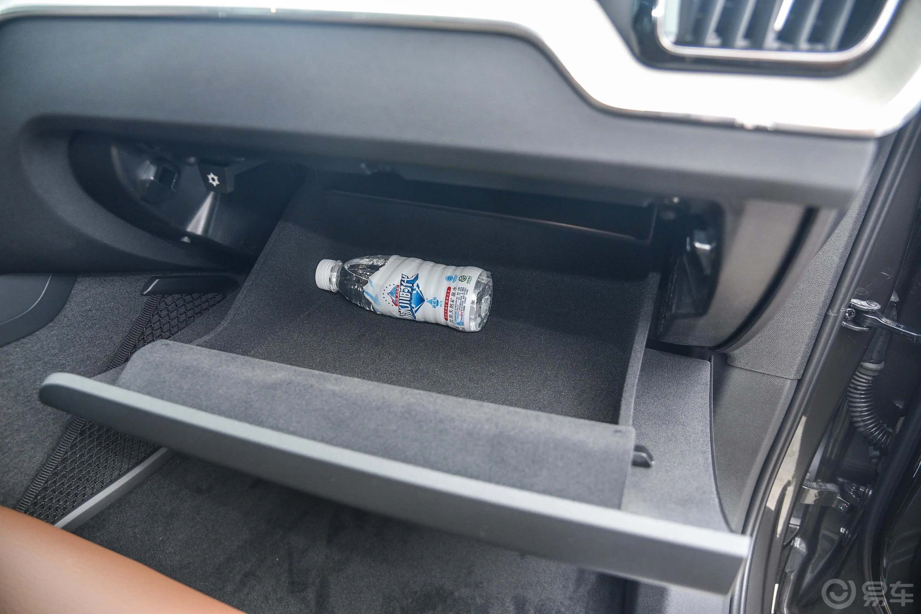 沃尔沃XC60T5 四驱 智雅豪华版 国Ⅴ手套箱空间水瓶横置