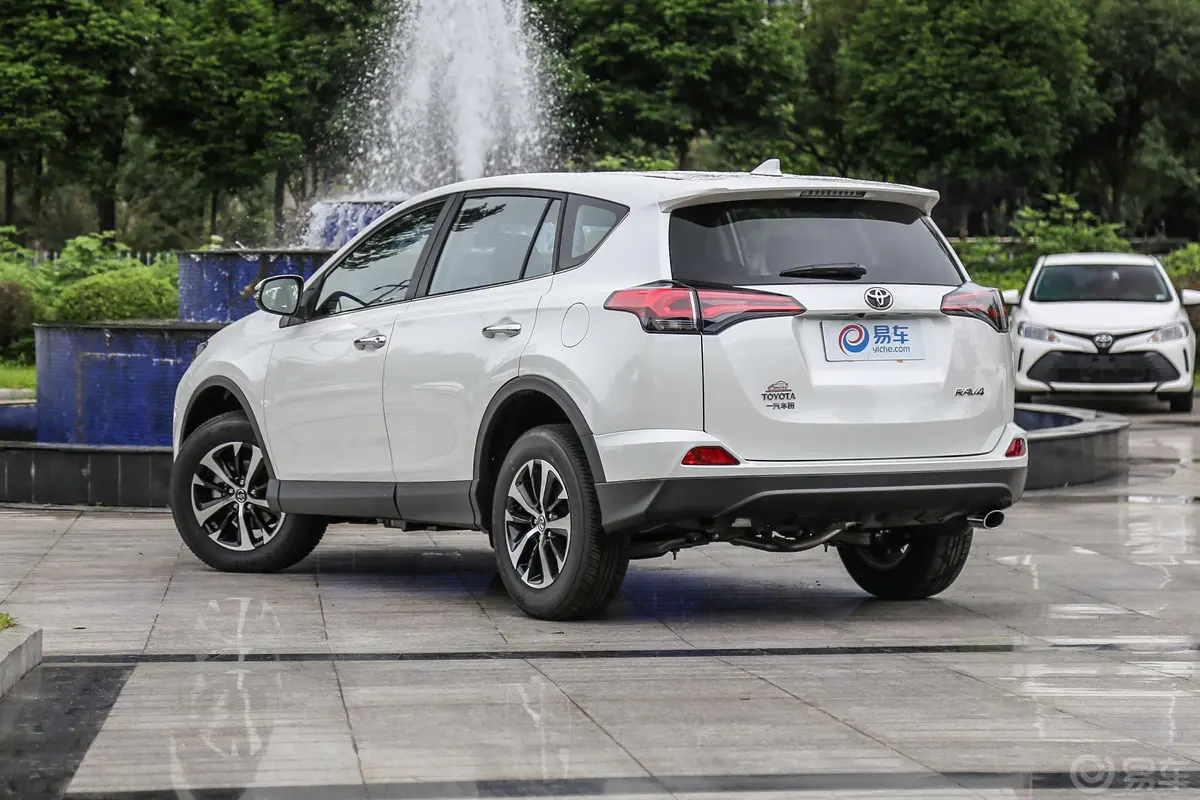 RAV4荣放2.0L CVT 两驱 风尚版 国V侧后45度车头向左水平