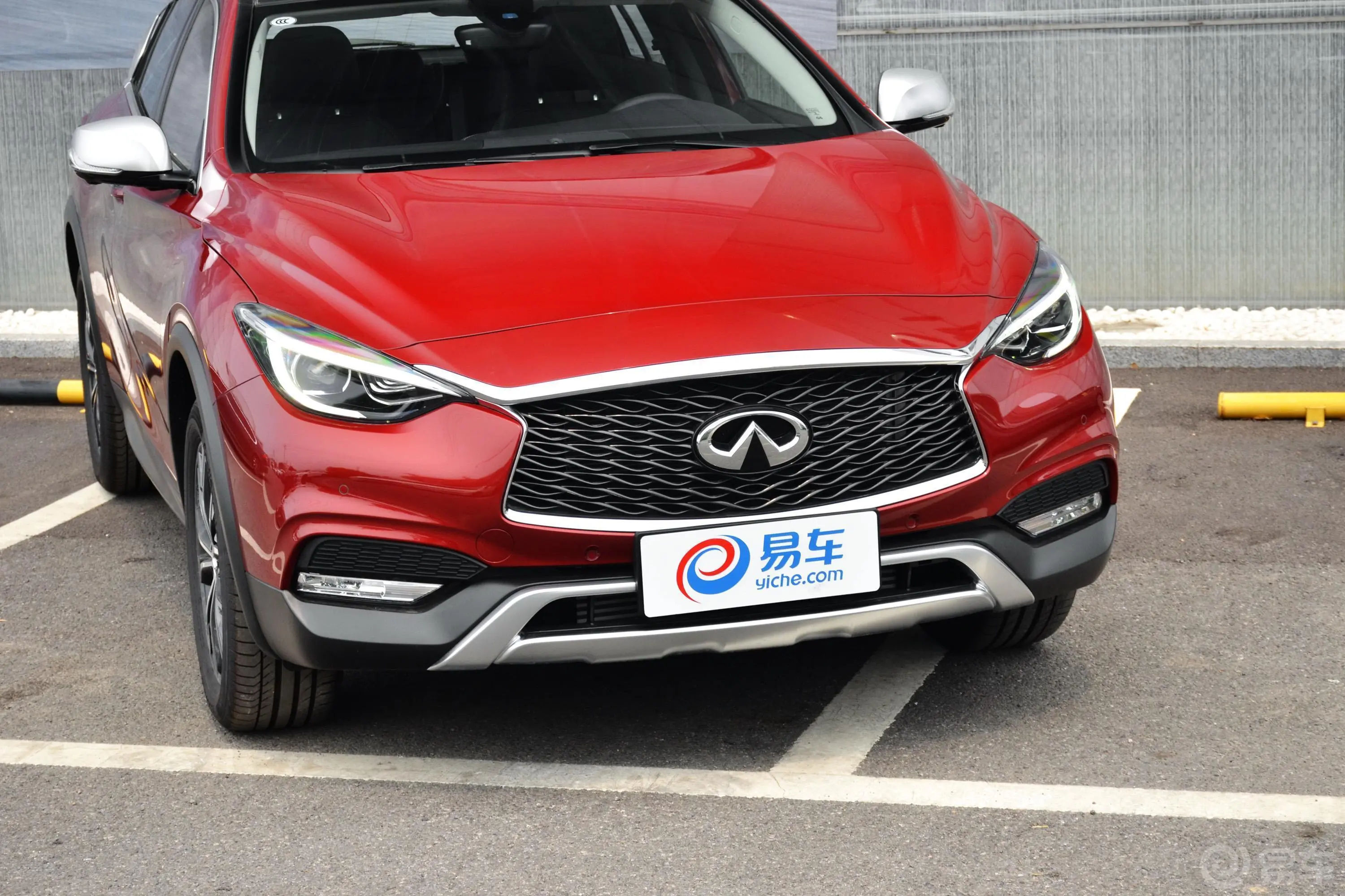 英菲尼迪QX301.6T 双离合 两驱 极限版前格栅侧俯拍